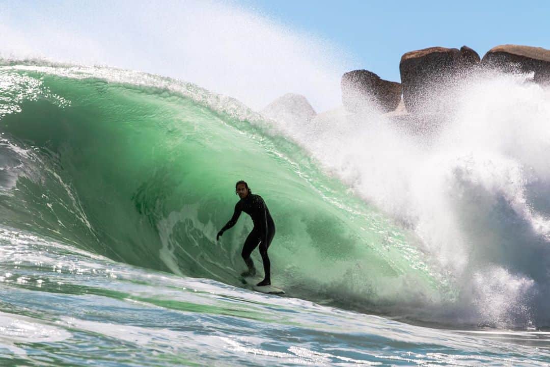 ジョーディ・スミスのインスタグラム：「I’m so stoked on my last surf at home before jumping on a flight. The #southafrican #winter this year has been one for the books. We have had non stop swell for four months straight and I am so stoked I got to experience it. It’s been my first full winter home in 14 years. 📷 @douw_steyn_  @oneillusa」