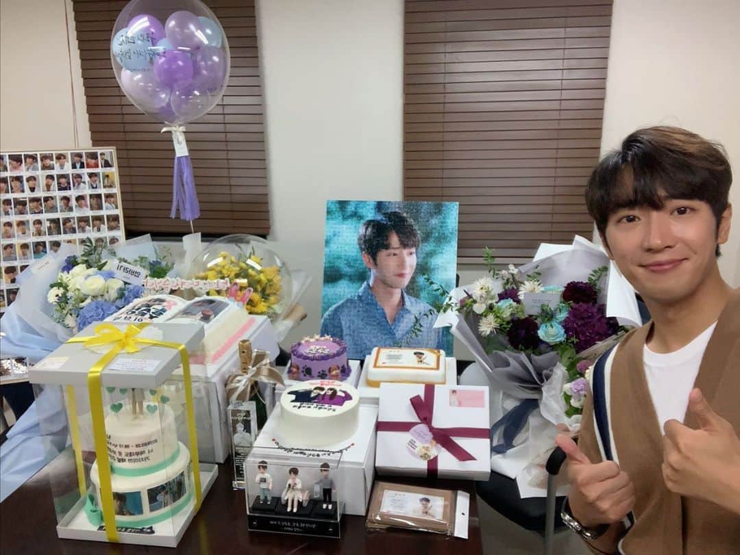 イ・サンヨプのインスタグラム：「#한번다녀왔습니다  1년전 덥던 어느날 처음 시놉과 대본을 보고 가슴 설레던 때가 어제같은데 어느덧 종영을 앞둔 오늘입니다. 규진이의 심리를 따라 함께 웃어주시고 함께 울어주셨던 많은 시청자분들께 너무 감사드립니다. 덕분에 너무 힘이 되었고 행복했습니다. 모든걸 마치고 나니 윤규진은 저 이상엽이었습니다.  이상엽이 화나서 소리쳤고 이상엽이 행복해 웃었고  이상엽이 윤규진과 함께 슬퍼서, 기뻐서 울었습니다.  지금 이 글을 쓰면서도 울컥하기도 합니다.  그만큼 저의 가슴 깊숙이 박혀있는 캐릭터였고 작품이었네요.  같이 숨쉬어주셔서 감사합니다. 잊지 않겠습니다. 감사합니다. 규진과 나희가 행복해졌듯이 여러분도 저도 더 행복해지길 기도합니다.  P.S 보내주신 선물들, 편지들 다 찍어올리지 못해 미안합니다. 잘 간직할게요. 고맙습니다. 오늘 와주셔서 감사해요🥰 오늘 마지막 방송도 재밌게 봐주시길.」