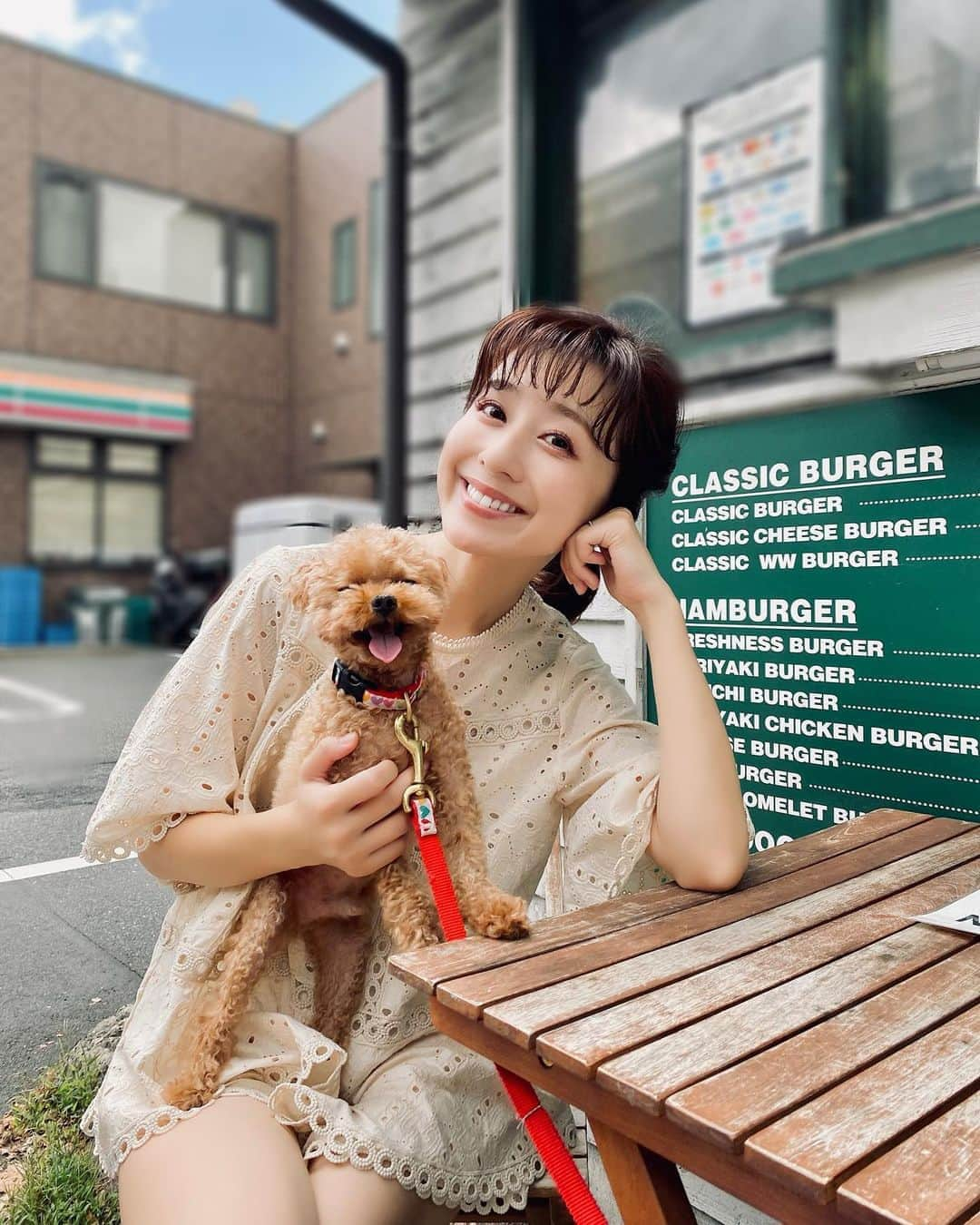 水野佐彩さんのインスタグラム写真 - (水野佐彩Instagram)「・ 🍔待ち🐖🐖 おもちが愛おしい。 旦那さんのダイエットが終わり 私もつられていろいろ食べちゃう🥺 夫婦揃って痩せたけど また揃って太るなこりゃ🐖 #sサイズコーデ #153cmコーデ #おちびコーデ #ママコーデ #sサイズ女子 #30代ファッション #30代コーデ  #おちびの輪 #きょコ #ママライフ #令和2年ベビー #2020年ベビー #女の子ママ #秋メイク #ホワイトコーデ」9月13日 18時28分 - saaya_mizuno