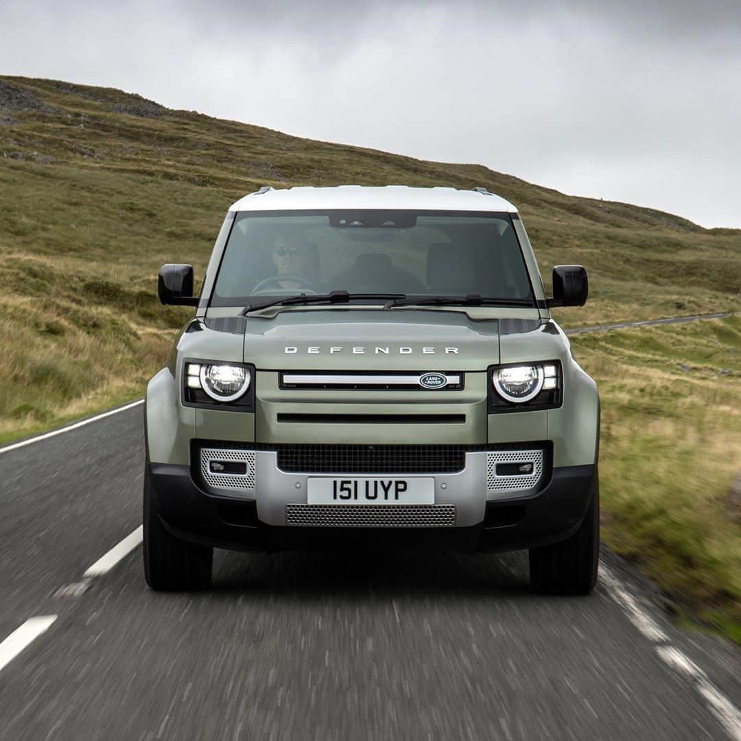 HYPEBEASTさんのインスタグラム写真 - (HYPEBEASTInstagram)「@hypebeastcarclub: @landrover has announced a new hybrid version of its iconic Defender. With slightly more power than the new Wrangler, this plug-in hybrid Defender combines a 2.0-liter four-cylinder engine with a 105kW electric motor to churn out 398 horsepower and 472 pound-feet of torque, giving it a 0-60 mph time of 5.6 seconds, 0.4 seconds clear of its competitor. A 19.2kWh battery also carries the car for a 27-mile all-electric range, while providing a general mileage of 85.3 mpg. Hit the link in our bio to learn more details. ⁠⠀ Photo: Land Rover」9月13日 18時32分 - hypebeast
