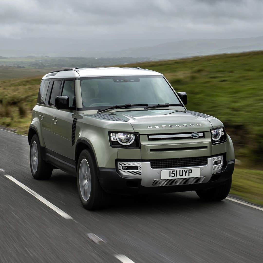 HYPEBEASTさんのインスタグラム写真 - (HYPEBEASTInstagram)「@hypebeastcarclub: @landrover has announced a new hybrid version of its iconic Defender. With slightly more power than the new Wrangler, this plug-in hybrid Defender combines a 2.0-liter four-cylinder engine with a 105kW electric motor to churn out 398 horsepower and 472 pound-feet of torque, giving it a 0-60 mph time of 5.6 seconds, 0.4 seconds clear of its competitor. A 19.2kWh battery also carries the car for a 27-mile all-electric range, while providing a general mileage of 85.3 mpg. Hit the link in our bio to learn more details. ⁠⠀ Photo: Land Rover」9月13日 18時32分 - hypebeast