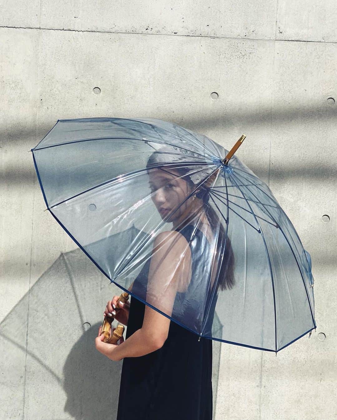 上原歩さんのインスタグラム写真 - (上原歩Instagram)「青い空が見えぬなら青い傘広げて いいじゃないか　キャンバスは君のもの 🗺  近頃の忙しいお天気対策に バンブーで装飾された素敵な青い傘 🤍🦋  ちゃんとした傘を持ったら なんだか背筋が伸びました。  @traditionalweatherwear   ___________________________  #love #life #umbrella #傘 #雨の日に流れる曲」9月13日 18時34分 - ayumiuehara