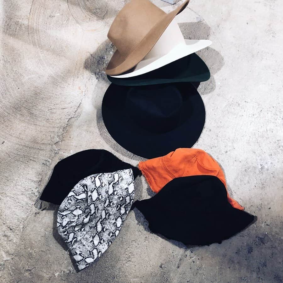 のインスタグラム：「#headwear ———————————— . シーズンムードにマッチする帽子が勢揃い♡ 今季大注目の #バケットハット やGALLERIE定番の #フェルトハット #フェイクレザー など多数取扱い中。  ☑︎ Cutoff Damage Bucket Hat (¥4,590+tax)﻿ ▶全店舗再入荷  ☑︎ Python Bucket Hat (¥3,990+tax)﻿ ▶online 新作10%off  ☑︎ Simple Wide Brim Felt Hat (¥3,990+tax)﻿ ▶brown・green再入荷リクエスト受付中 . . . ———————————— #お問い合わせ番号w1766」