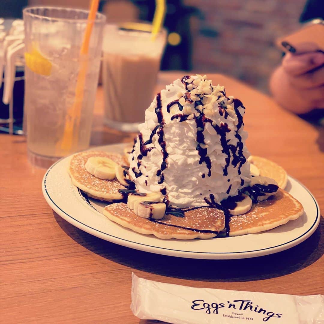 朋未のインスタグラム：「テレビでパンケーキやってたから 気分はすっかりパンケーキ野郎に🥞  #eggsnthings #nagoyacafe #名古屋カフェ   ハワイまた行きたいなあ🤔 みんなで行きたいなあ🤔🤔」