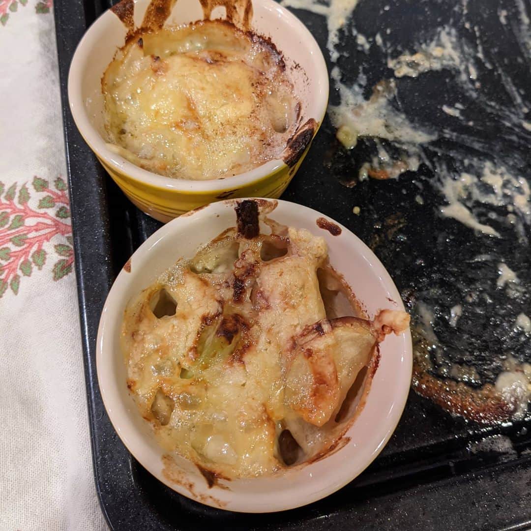 為末大のインスタグラム：「ナスのグラタンを作りました。ナスを器にした方は崩れてしまいました。原因を分析します。　#ナスのグラタン」
