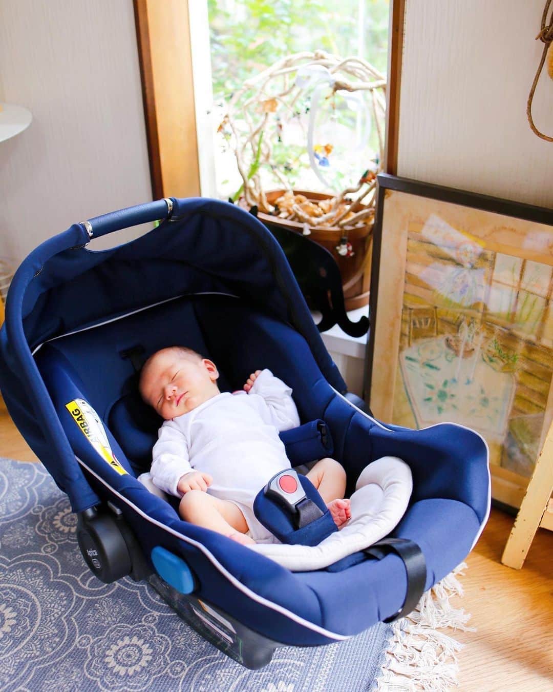 amiさんのインスタグラム写真 - (amiInstagram)「．  Son and baby👦👶💕  ． 今日、退院してついに娘と息子の初対面♡  さっそくデレデレな息子🥺💓  "ママ、見て！寝ちゃったよ〜 可愛いねぇ〜💕"っと言ってたよ✨  その後も…足が小さくて可愛いね♡ 手が可愛いね♡泣いてるよ〜♡…etc すごく可愛がってくれました👼  ． 5日ぶりに会った息子は 少し大人っぽくなったような…♡  たくさんのハグとチューを してあげました❤️  病院に迎えにきてもらった車🚘には 新しくゲットした　@aprica.jp_official さんの のスムーヴプレミアムのカーシート♡  このカーシート、簡単に取り外せて こんな風にお家の中で使える ロッキングチェアにもなるので便利💓  ベビーカーもお揃いで揃えたので、 車での移動が🚗楽になったよ♡ また、ご紹介します〜💓  ．  #ベビーカー#スムーヴプレミアム#アップリカスムーヴ#三輪ベビーカー#アップリカベビーカー#娘#ママコーデ#0ヶ月baby #0ヶ月#女の子ママ#女の子ベビー#プレママ#愛娘#愛息子#兄弟#生後4日目#生後4日#娘と息子#カーシート#チャイルドシート#ベビーグッズ#はじめて記念日2020 #ベビーザらス」9月13日 18時56分 - amikuma1219