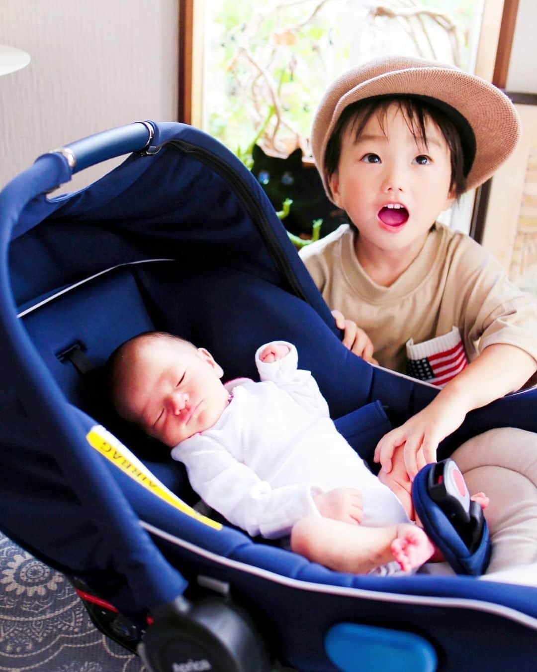 amiさんのインスタグラム写真 - (amiInstagram)「．  Son and baby👦👶💕  ． 今日、退院してついに娘と息子の初対面♡  さっそくデレデレな息子🥺💓  "ママ、見て！寝ちゃったよ〜 可愛いねぇ〜💕"っと言ってたよ✨  その後も…足が小さくて可愛いね♡ 手が可愛いね♡泣いてるよ〜♡…etc すごく可愛がってくれました👼  ． 5日ぶりに会った息子は 少し大人っぽくなったような…♡  たくさんのハグとチューを してあげました❤️  病院に迎えにきてもらった車🚘には 新しくゲットした　@aprica.jp_official さんの のスムーヴプレミアムのカーシート♡  このカーシート、簡単に取り外せて こんな風にお家の中で使える ロッキングチェアにもなるので便利💓  ベビーカーもお揃いで揃えたので、 車での移動が🚗楽になったよ♡ また、ご紹介します〜💓  ．  #ベビーカー#スムーヴプレミアム#アップリカスムーヴ#三輪ベビーカー#アップリカベビーカー#娘#ママコーデ#0ヶ月baby #0ヶ月#女の子ママ#女の子ベビー#プレママ#愛娘#愛息子#兄弟#生後4日目#生後4日#娘と息子#カーシート#チャイルドシート#ベビーグッズ#はじめて記念日2020 #ベビーザらス」9月13日 18時56分 - amikuma1219