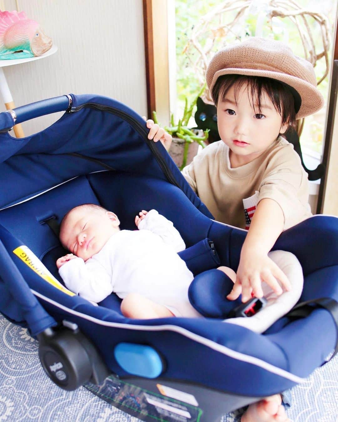 amiさんのインスタグラム写真 - (amiInstagram)「．  Son and baby👦👶💕  ． 今日、退院してついに娘と息子の初対面♡  さっそくデレデレな息子🥺💓  "ママ、見て！寝ちゃったよ〜 可愛いねぇ〜💕"っと言ってたよ✨  その後も…足が小さくて可愛いね♡ 手が可愛いね♡泣いてるよ〜♡…etc すごく可愛がってくれました👼  ． 5日ぶりに会った息子は 少し大人っぽくなったような…♡  たくさんのハグとチューを してあげました❤️  病院に迎えにきてもらった車🚘には 新しくゲットした　@aprica.jp_official さんの のスムーヴプレミアムのカーシート♡  このカーシート、簡単に取り外せて こんな風にお家の中で使える ロッキングチェアにもなるので便利💓  ベビーカーもお揃いで揃えたので、 車での移動が🚗楽になったよ♡ また、ご紹介します〜💓  ．  #ベビーカー#スムーヴプレミアム#アップリカスムーヴ#三輪ベビーカー#アップリカベビーカー#娘#ママコーデ#0ヶ月baby #0ヶ月#女の子ママ#女の子ベビー#プレママ#愛娘#愛息子#兄弟#生後4日目#生後4日#娘と息子#カーシート#チャイルドシート#ベビーグッズ#はじめて記念日2020 #ベビーザらス」9月13日 18時56分 - amikuma1219