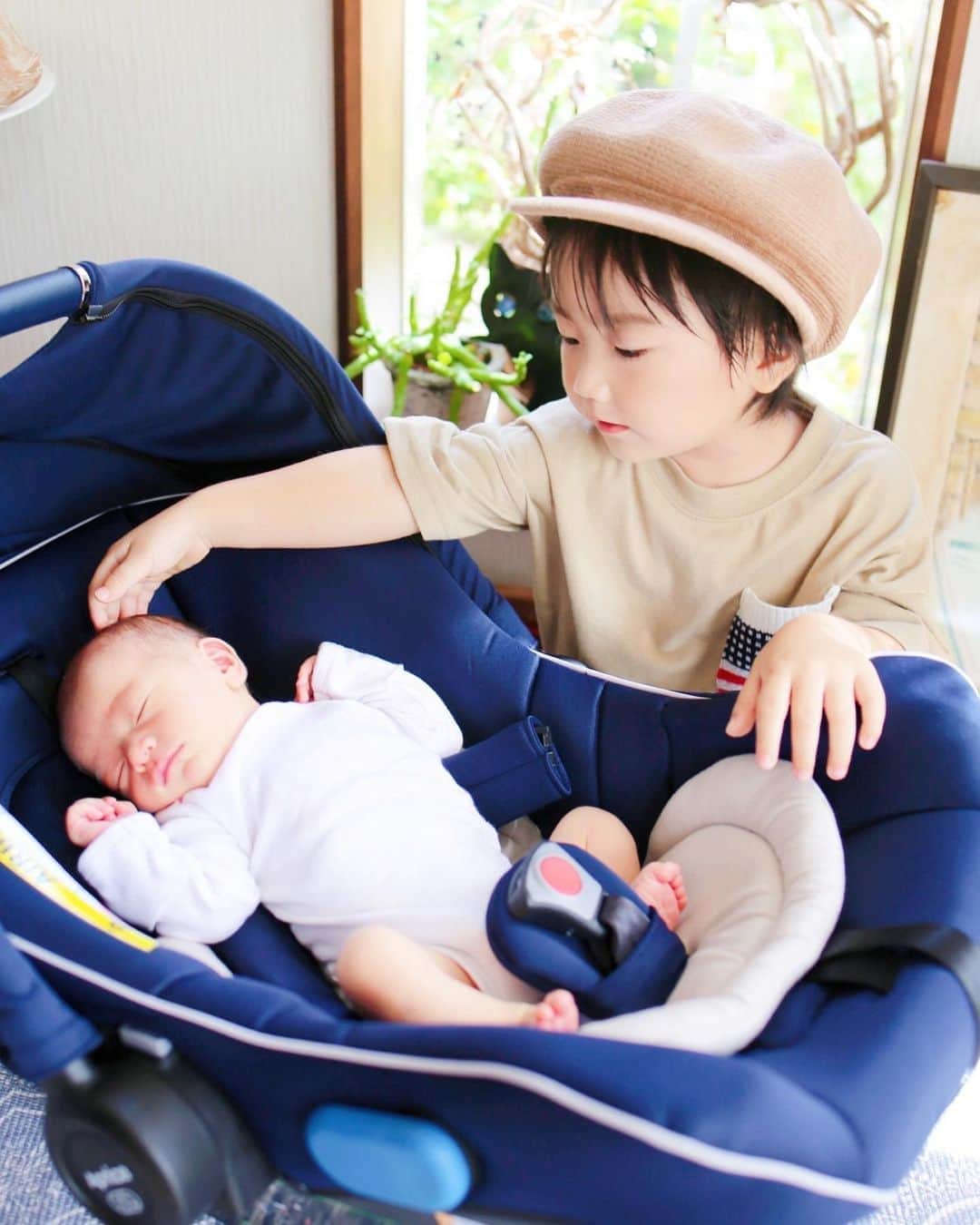amiさんのインスタグラム写真 - (amiInstagram)「．  Son and baby👦👶💕  ． 今日、退院してついに娘と息子の初対面♡  さっそくデレデレな息子🥺💓  "ママ、見て！寝ちゃったよ〜 可愛いねぇ〜💕"っと言ってたよ✨  その後も…足が小さくて可愛いね♡ 手が可愛いね♡泣いてるよ〜♡…etc すごく可愛がってくれました👼  ． 5日ぶりに会った息子は 少し大人っぽくなったような…♡  たくさんのハグとチューを してあげました❤️  病院に迎えにきてもらった車🚘には 新しくゲットした　@aprica.jp_official さんの のスムーヴプレミアムのカーシート♡  このカーシート、簡単に取り外せて こんな風にお家の中で使える ロッキングチェアにもなるので便利💓  ベビーカーもお揃いで揃えたので、 車での移動が🚗楽になったよ♡ また、ご紹介します〜💓  ．  #ベビーカー#スムーヴプレミアム#アップリカスムーヴ#三輪ベビーカー#アップリカベビーカー#娘#ママコーデ#0ヶ月baby #0ヶ月#女の子ママ#女の子ベビー#プレママ#愛娘#愛息子#兄弟#生後4日目#生後4日#娘と息子#カーシート#チャイルドシート#ベビーグッズ#はじめて記念日2020 #ベビーザらス」9月13日 18時56分 - amikuma1219
