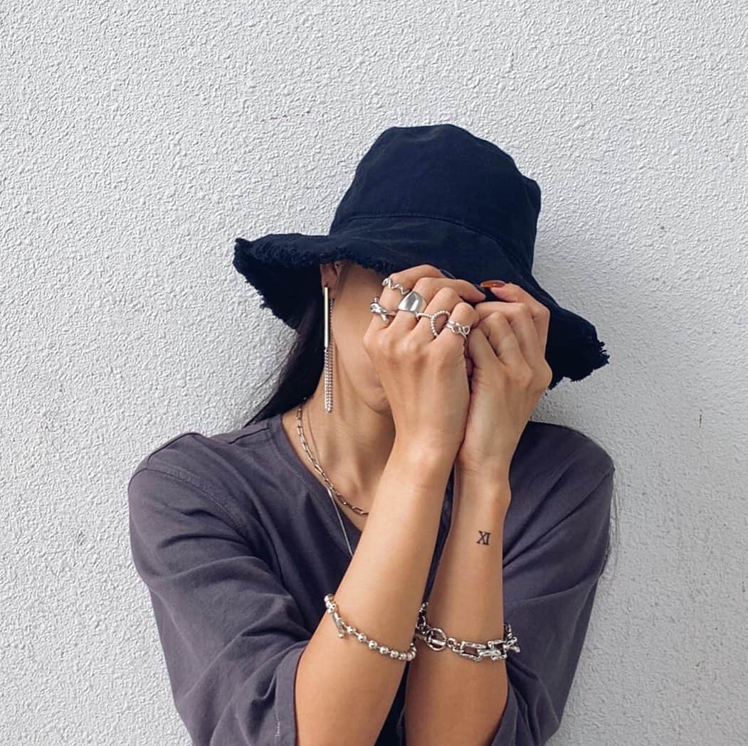 のインスタグラム：「#restock﻿ ————————————﻿ ﻿ ☑︎ Cutoff Damage Bucket Hat (¥4,590+tax)﻿ ﻿ ダメージデザインがトレンド感のある大人気バケットハット再入荷致しました❤︎ ツバ部分は広すぎず狭すぎず、程良いサイズ感◎﻿ ワイヤーが入っているのでお好みの形にアレンジ可能です。﻿ ﻿ ﻿ ————————————﻿ #お問い合わせ番号w1760」