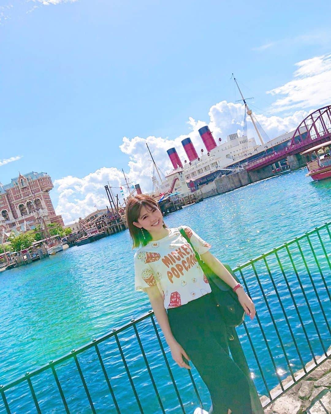 上坂由莉のインスタグラム：「﻿ ﻿ こんばんは🌙ディズニー投稿🐠﻿ 目が開ききらないくらい天気良く眩しかった❗️﻿ １年ぶりのディズニーシー🚢💓﻿ ここから見る景色が好き🚢🌊🐳﻿ ﻿ ﻿ 皆さんはお気に入りのディズニーフードありますか？😋﻿ ディズニーシーに行くと必ず食べるのは﻿ チュロスのポテトです🥔モチモチして大好き❤﻿ 甘いチュロスが好きじゃないのでしょっぱい派🍟﻿ ﻿ ﻿ ハロウィンイベントはやってないけど﻿ グッズやフードはハロウィン仕様になってたり﻿ とっても可愛かったよぉ👻🎃💓﻿ ﻿ ﻿ #Disney #DinsneySea #tokyodisneyresort #TDR #TDS﻿」