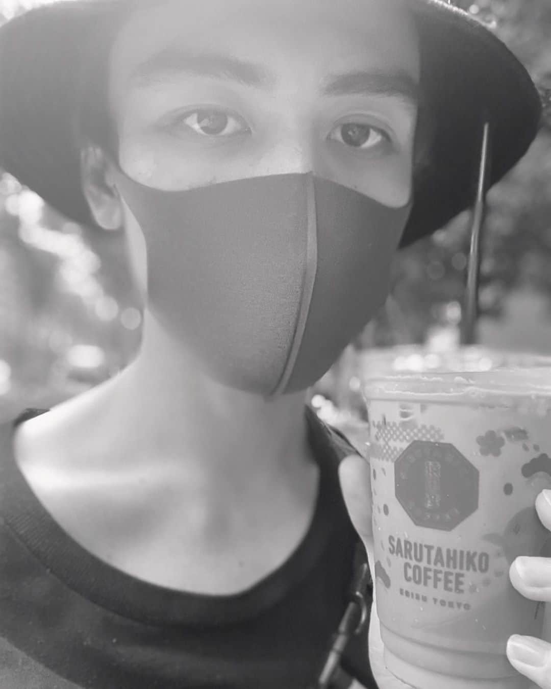 のインスタグラム：「どこに目がいく？？俺はまゆげ。  #初出し #井阪郁巳 #ご縁  #インスタオシャレ化計画  #swag #写真 #猿田彦珈琲 #日曜日」