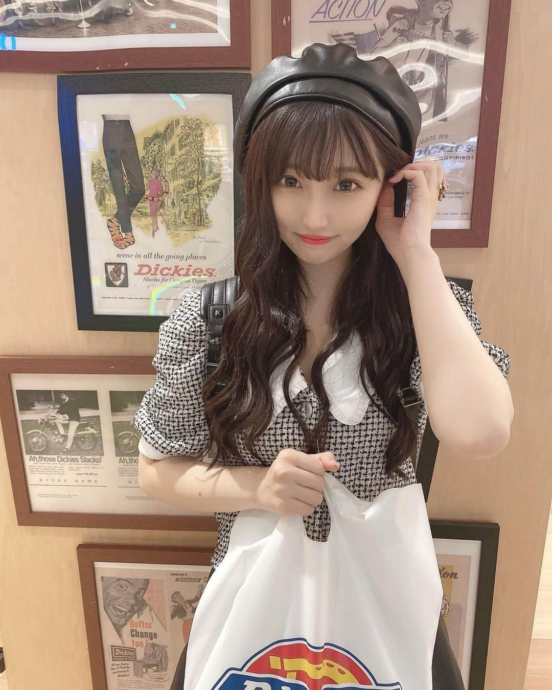 星野麻里愛さんのインスタグラム写真 - (星野麻里愛Instagram)「お買い物してる時が1番楽しい。  #お買い物 #ベレー帽女子#エクステ#ぱっつんロング #名古屋サロモ#名古屋サロンモデル #ロングヘア#黒髪ロング#襟付きトップス#レザー#レザーベレー帽 #ベレー帽#レザーベレー」9月13日 18時49分 - maria.pink28