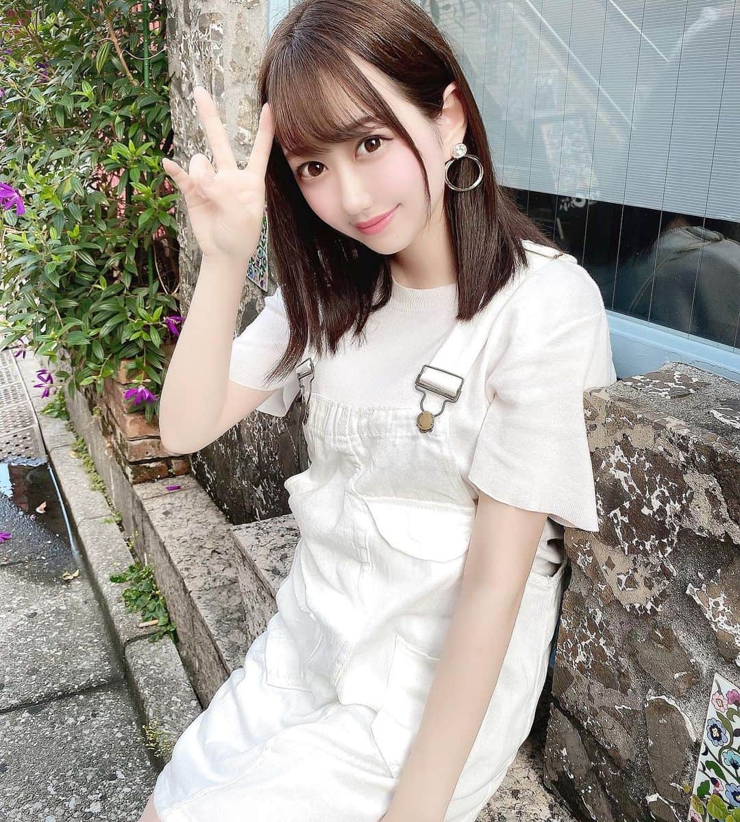 のインスタグラム：「こんばんは🐱 日曜日が終わってしまううう〜 また明日からも頑張りましょう✨  白のサロペットは @paniac.official さんの❤︎  そして2枚目の写真は、 先日もとび美容外科クリニックさんで BNLSという小顔注射をしていただいた時のです🌷 顎周りがすっきりしたよ〜〜、 次の日から効果を感じられて周りの人たちにも痩せた？ って言われて嬉しかった🥰おすすめです〜〜！  #もとび #もとび美容外科クリニック #美肌治療　#おすすめ #美容皮膚科 #美容外科 #小顔注射　#BNLS #顔やせ #即効 #たるみ #pr」