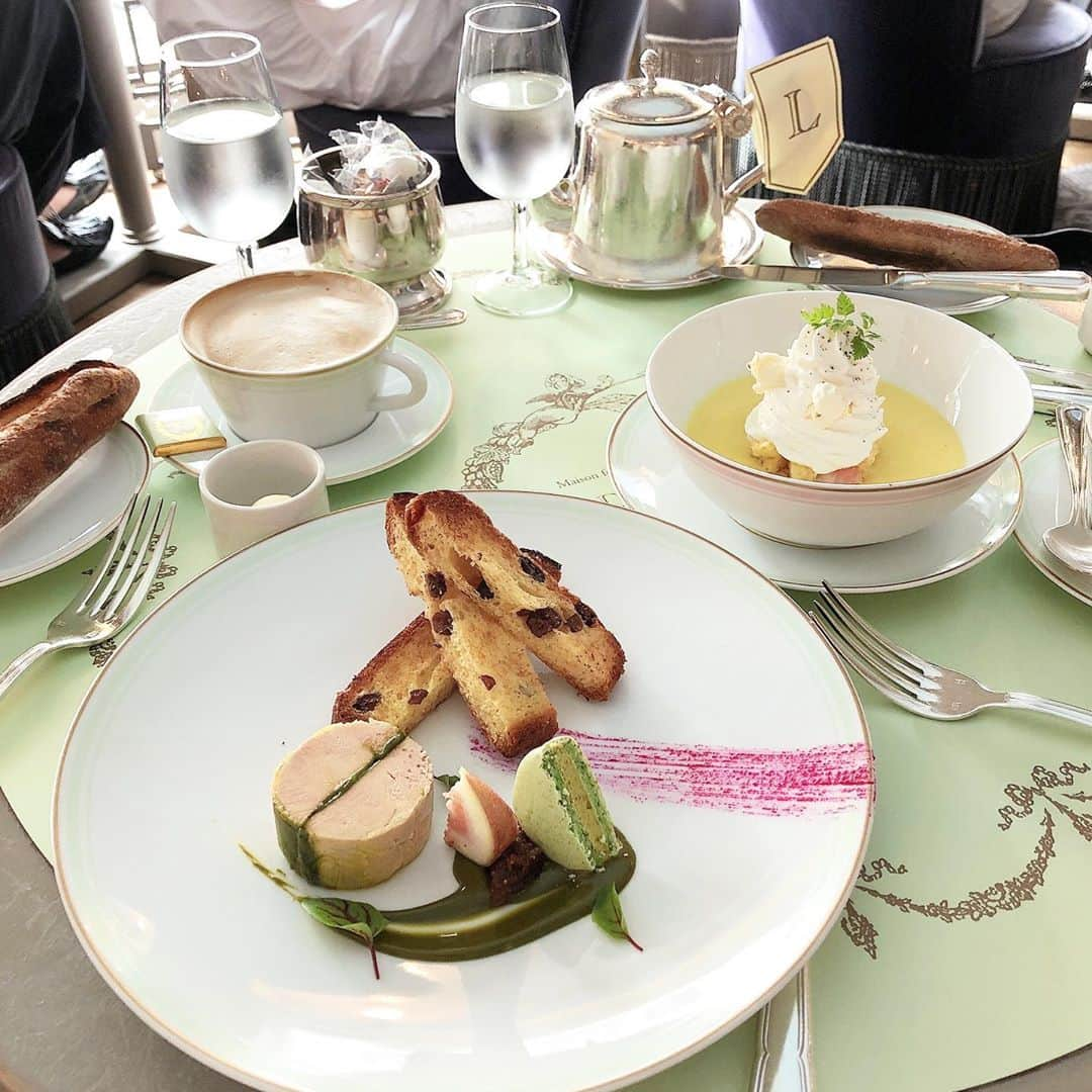 森田真理華さんのインスタグラム写真 - (森田真理華Instagram)「LADULEE cafe 🍽 とっても美味しかった 久しぶりにトレセンまるごと情報局の山根千佳ちゃんと、また秋から頑張ろうって決起会をしました✔️ . 新しくフォローしてくださった皆様 ありがとうございます❤︎ . . #ラデュレ銀座 #ラデュレカフェ #山根千佳」9月13日 19時01分 - marika__morita