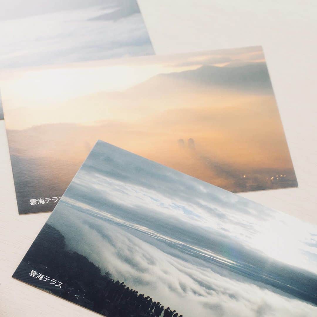星野リゾート　トマムさんのインスタグラム写真 - (星野リゾート　トマムInstagram)「雲海テラスにある雲の郵便屋さんでは、ポストカードを販売しています。雲海ポストより国内、海外ともに発送できます。迫力のある流れ込む雲海のポストカードが人気です。  Postcards are sold at the Unkai Post Office at the Unkai Terrace. It can be shipped from Unkai Post both domestically and overseas.  The sea of ​​clouds postcards are popular.  #星野リゾート #リゾナーレ #リゾナーレトマム #トマム #hoshinoresorts #risonaretomamu #risonare #北海道 #Hokkaido #北海道旅行 #星野集團 #Hokkaidotrip #Japan #japantravel #絶景  #旅行気分 #おうちで旅体験 #旅は魔法 #妄想旅行 #farm #雲海 #雲海テラス #UNKAI #UNKAITERRACE #オンライン旅行」9月13日 19時14分 - hoshinoresorts_tomamu