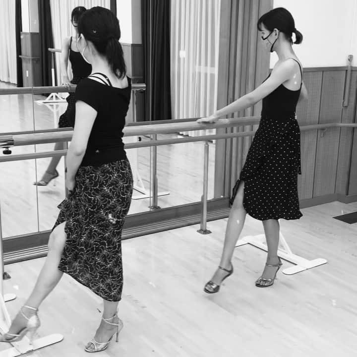 ケリーアンのインスタグラム：「Teacher: 😊Nods...(Uh-huh, try again)  Me: 😇Nods... (no idea what I'm doing LOL)  The very last bit of the choreo!💃🏻 #ArgentineTango #tango #choreography」
