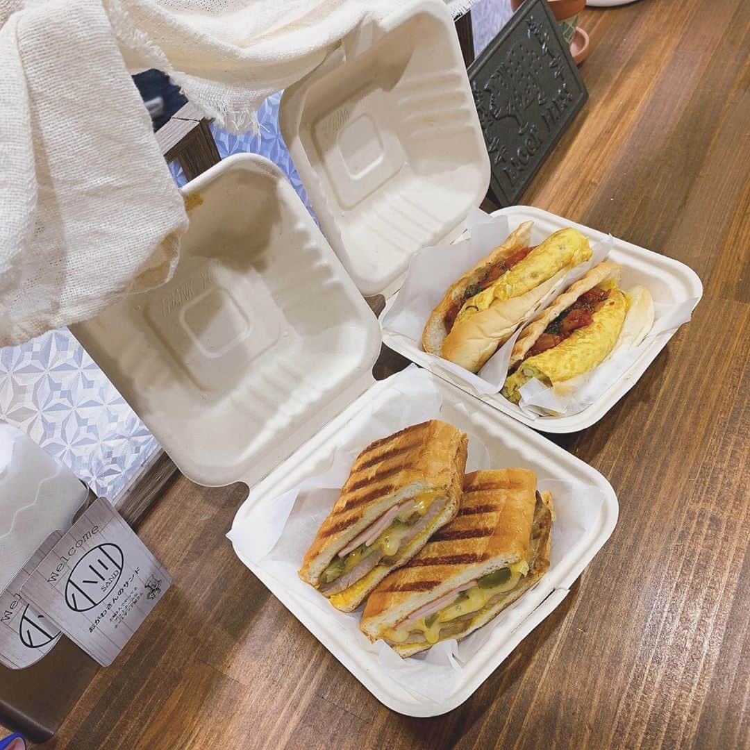 夏川愛実のインスタグラム：「﻿ おがわさんのサンド💗﻿さん💗 ﻿ キューバサンドと﻿ オムレツサンド﻿ はるちゃんとはんぶんこ！﻿ ﻿ どっちもありえなくおいしくて﻿ 驚きまくりでした。。﻿ ﻿ ローストポークの味と ふわっふわなオムレツが﻿ 特に最高でした幸せでした🤲﻿💗 いや全てが最高だけども！！！ ﻿ ﻿ #おがわさんのサンド#小川sand#合点承知ビル﻿ #大須#大須カフェ#大須食べ歩き#ホットサンド﻿ ﻿ ﻿ ﻿」