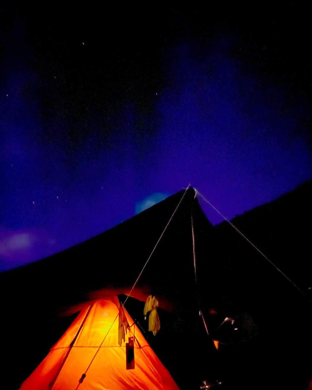 日下部ゆいこさんのインスタグラム写真 - (日下部ゆいこInstagram)「. . 久しぶりに こんな満点の星空みれたなぁ。 . . 流れ星もたくさん。 . 写真でも分かる程の星たち。 . . このまま時が止まればいいのに。 . . そう思えた夜でした。 . . . #キャンプ#星空#camp#camping」9月13日 19時10分 - yuiko_kusakabe