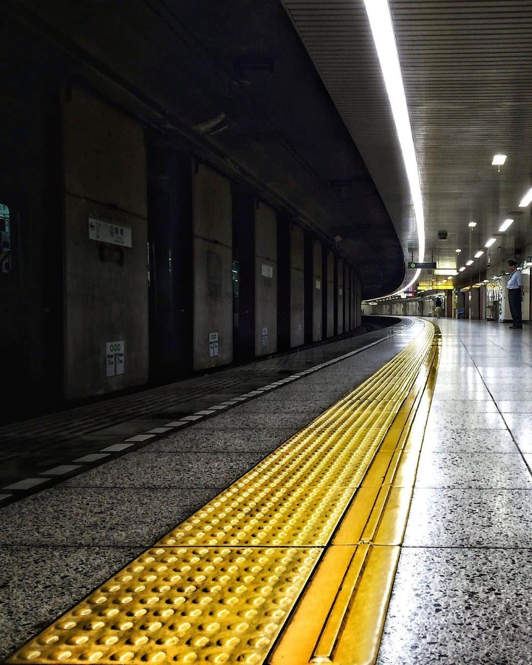 Yasuhito Shigakiのインスタグラム：「. . 07:37 PM . . . . Tokyo, Japan.」