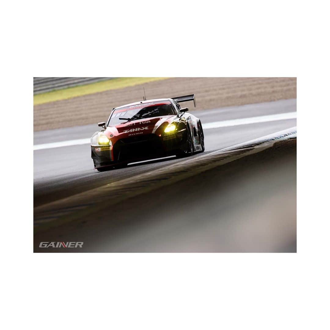 平中克幸のインスタグラム：「. SUPER GT第4戦ツインリンクもてぎ決勝。 . . なんとか6位で終える事が出来ました！ . . 100kgをあまり感じさせないグリップ を発揮させてくれたダンロップタイヤ そしてブレーキにきついサーキットで 最後までしっかり止めてくれた制動屋 ブレーキパッドにも感謝！！ . . いろいろとありましたが最後はラッキー もありチェッカーを受ける事が出来て 本当に良かったです。 . . 次戦もチーム一丸となり頑張ります。 いつも応援有り難う御座います。 . . . . #supergt #gainer #tanax #gtr #nissan #nismo #koshidoracing #ficata #でちゃう #アリア #制動屋 #bigdaddygraphics #gt300 #eyevol #monocolle」