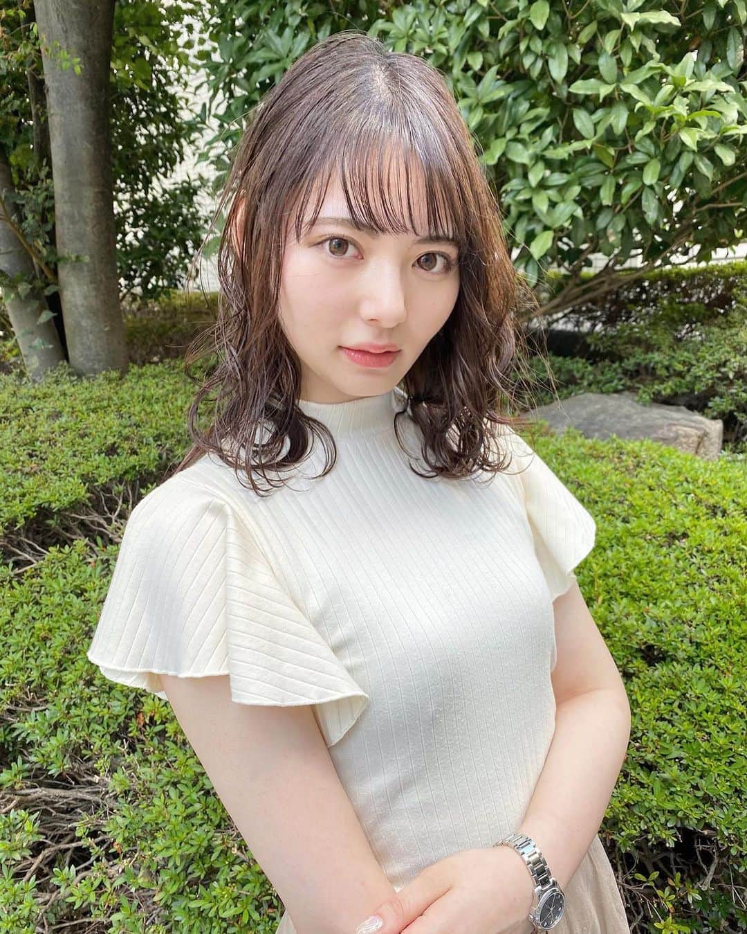 林桃絢美のインスタグラム：「・ こんばんは🌠 ・ 先日撮影モデルをさせていただいた時の一枚です📸✨ いつもと違う雰囲気の私ですが、いかがでしょうか🤔 ツイッターには別のショットも載せておりますのでぜひチェックお願い致します🍀 ・ 本日も #もなポチ ,RTをしていただけると嬉しいです🕊 みなさんいつもありがとうございます💐 ・ ・ #日本女子大学コンテスト　#日本女子大学　#ミスコンテスト　 #サロンモデル　#撮影モデル #サロモ #サロンモデル希望 #サロンモデル東京 #美容院　#東京美容院」