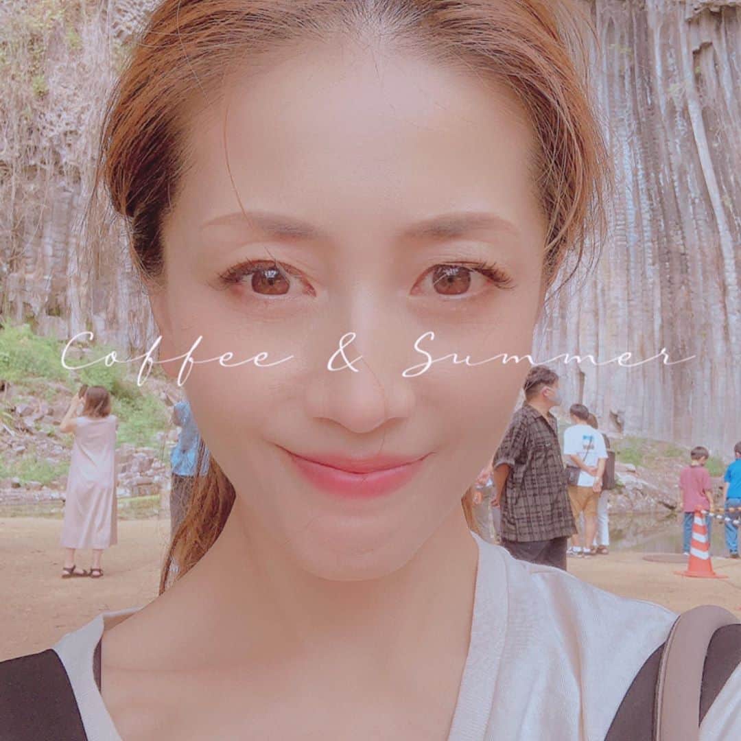 小林美香子のインスタグラム：「兵庫県豊岡市の玄武洞見てきました！ 圧巻の石！そして、蜂の巣も。  日陰は涼しかったよー。秋が来てますね❣️」