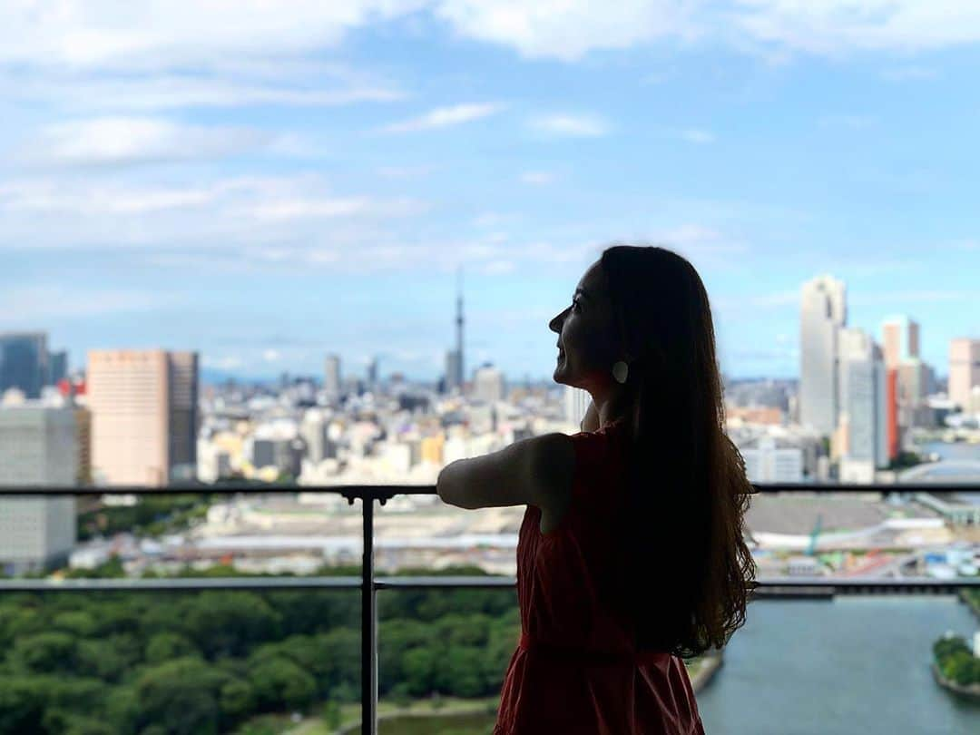 能美黎子さんのインスタグラム写真 - (能美黎子Instagram)「・ 今私的1番おすすめの場所。 ・ この素敵な景色が見える場所は 「メズム東京、オートグラフ コレクション」 @mesmtokyo  ・ 都内のホテルでおこもり。 #ステイケーション  ・ とても素敵な場所だったので、 多くの方に訪れて欲しいホテル。 都内にもこんなに素敵な景色が見える 場所があるんだな。 ・ 宿泊部屋から見える景色。 ・ #メズム東京オートグラフコレクション #mesmtokyo #mesmtokyoautographcollection #メズム東京 #ダレカニミセタイケシキ #ステイケーション#休日の過ごし方 #ホテル巡り#おすすめスポット #東京観光 #東京ホテル #ラグジュアリー #ラグジュアリーホテル #都内ホテル #ホテルライク #ホテル巡り #ホテルステイ #旅ジェニック #ハヤリタビ #タビジョ#ホテル好きな人と繋がりたい #東京女子部#staycation #staycation2020 #フォトジェニック #おこもり生活 #スカイツリー #ホテルからの景色 #部屋からの景色#夏空 #美黎旅」9月13日 19時12分 - reikonohmi