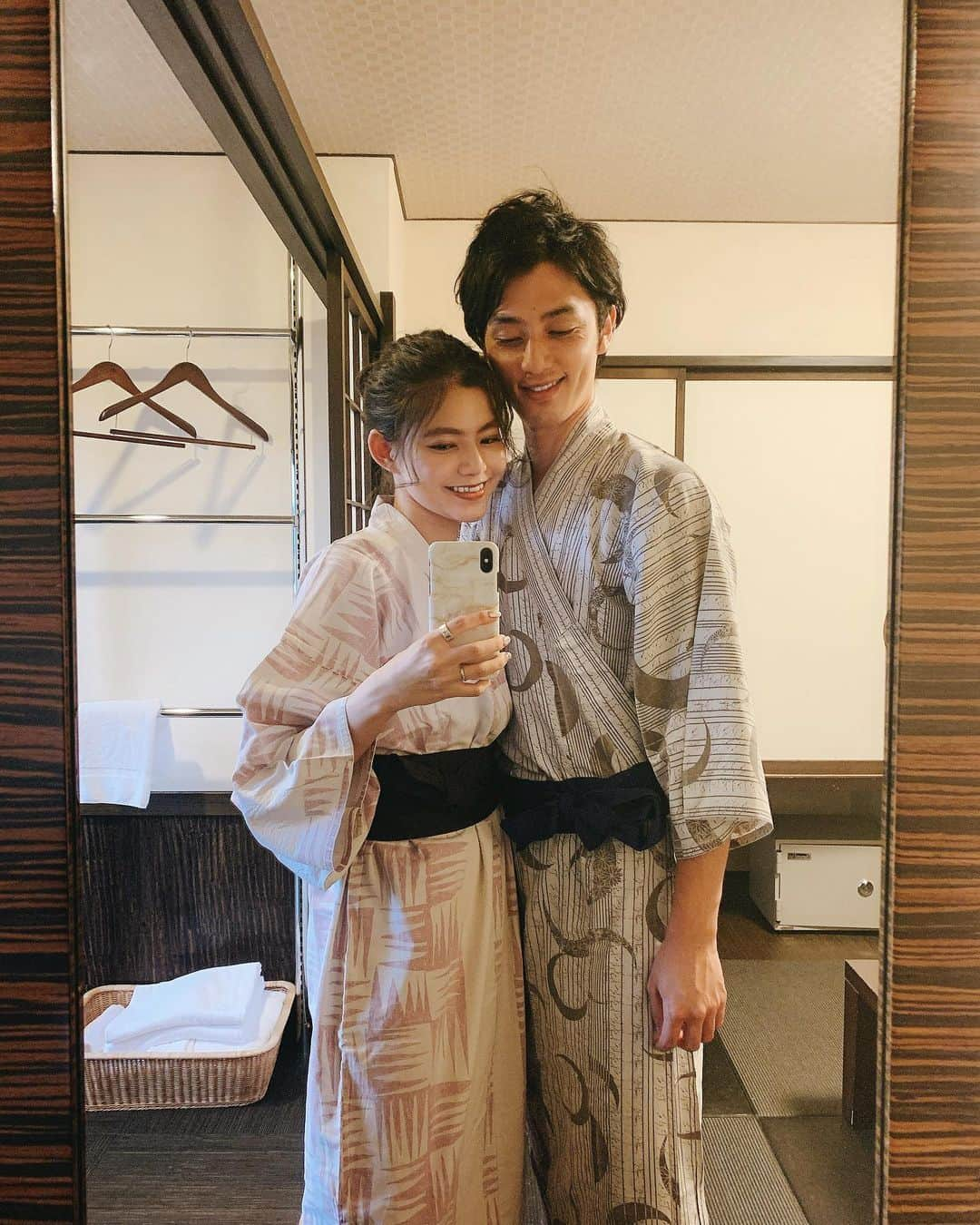 畑有里紗さんのインスタグラム写真 - (畑有里紗Instagram)「先日夫婦で行った伊豆旅行🏝  全10室、温泉の客室専用露天風呂から 海と夕陽を一望できる小さなリゾートホテル #頬杖の刻 に宿泊しました！ 滞在中お部屋からいろんな景色を見ることが出来て とても癒された😌  浴衣も好きなものを選べたり アメニティが豊富なのも🛁◎ そしてご飯も美味しかったよ👏！！ (ご飯に関してはまた別の投稿で)  客室露天風呂が付いているけど 貸切露天風呂も2つあって時間予約なしに 空いていれば何度でも利用できるので 部屋数が少ない分、比較的タイミングよく利用ができてお得な気分でした＾＾  他のお客様とは接触することもなく ホテル側のコロナ対策の徹底もあり 安心して過ごせました！  今回高級旅館ホテルのみを取り扱う予約サービス @itoma_travel を利用してみたよ💫 夫婦で優雅なひとときを過ごせて 楽しい旅行になりました☺️  #夫婦旅行#夫婦#ありーとしょーちゃん#伊豆旅行#静岡県#伊豆#温泉#温泉旅行#伊豆旅行#夫婦旅#ホテル#客室露天風呂#shizuoka#trip#pr#ariitrip#夫婦#旅行好き」9月13日 19時15分 - arii_m36