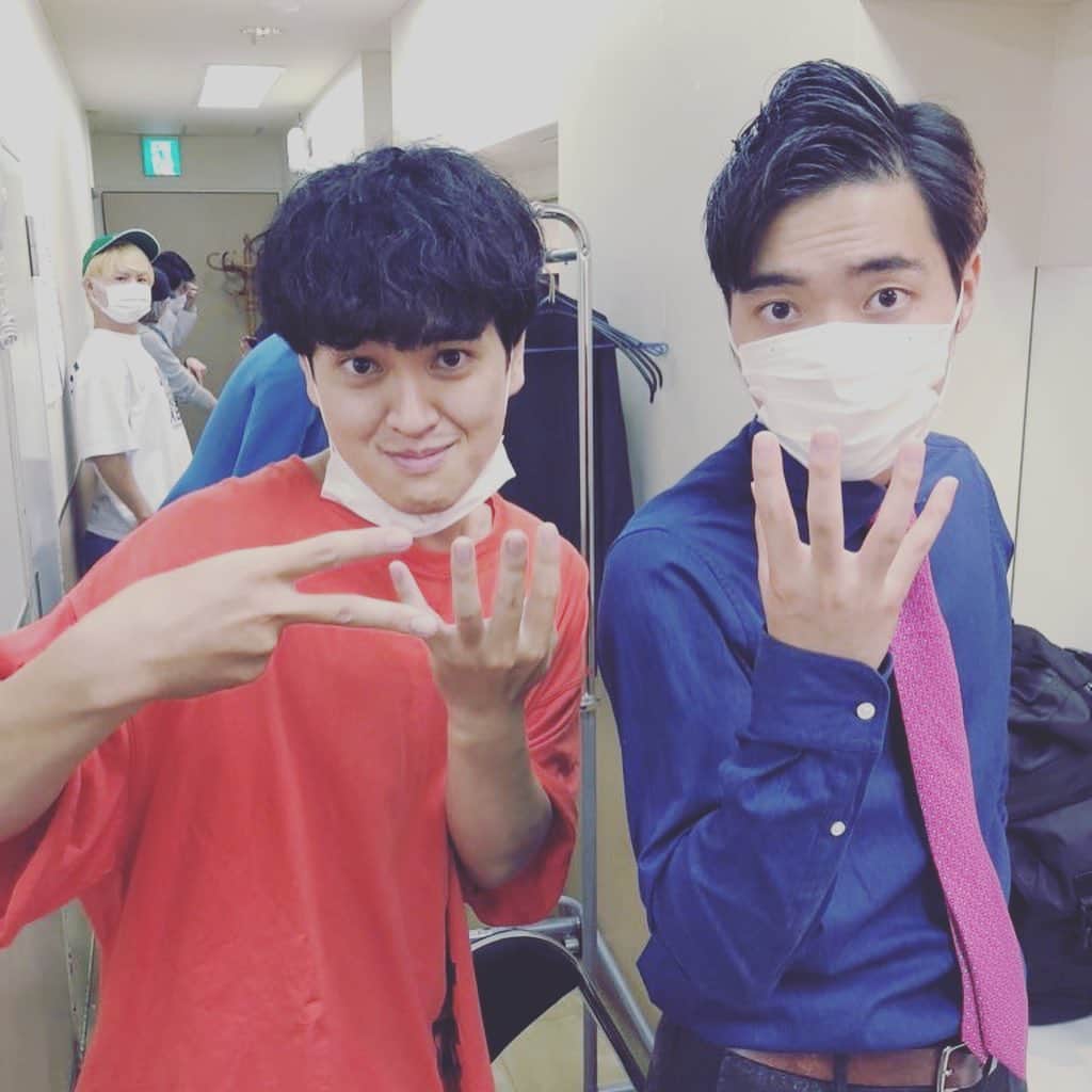 藤田崇之のインスタグラム：「WEL特別編あざました！ #WEL #ネタバトル #ロビンソンズさんと激闘 #ばしたんおめ #ニヤけたのは後藤のせい #ノーマルつづき #私服いじられまくってた高校生」