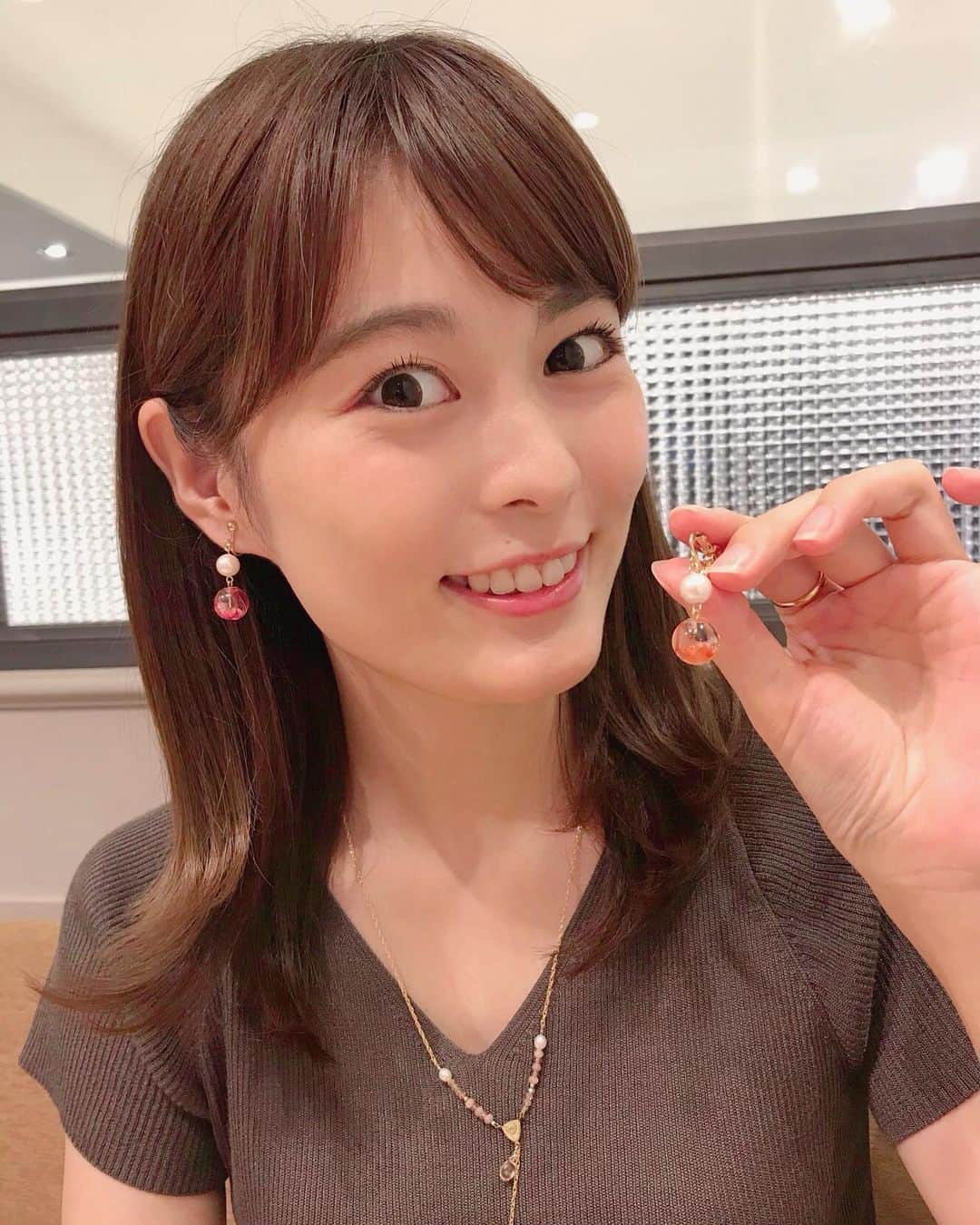 関根苑子さんのインスタグラム写真 - (関根苑子Instagram)「. こんばんは🐹 今日は休みの日について投稿です。 とても可愛い 手作りイヤリングを頂きました♡ パールと赤いお花風アクセントの 組み合わせで 秋物の洋服にもぴったり…🥰 手作りってすごいですよね✨ 大切に身につけようと思います❤︎ .  #アナウンサー #bsn新潟放送  #関根苑子 #アナウンサーコーデ」9月13日 19時20分 - sonoko_sekine_bsn