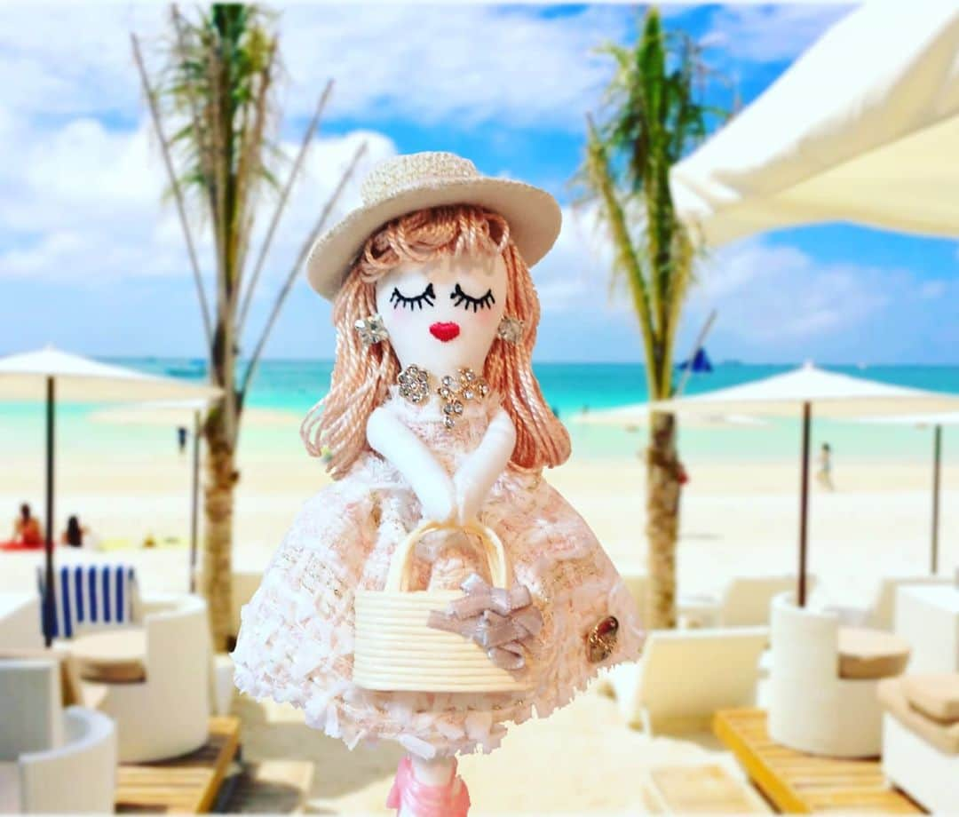 彩歌しおんのインスタグラム：「♡ルルベちゃん♡  夏の旅行へ行けなかったので、travelなルルベちゃんをとのオーダーでした♡ ピンクテイストで⚫  ご本人そっくりに出来ました♡ 本当にかわいくて大好きな方♡  オーダーありがとうございました♡  #ルルベちゃん®️ #ルルベちゃん #ルルベちゃん認定講師 #ルルベちゃんオーダー #リポスト希望ルルベ   #キーチャーム #おしゃれさんと繋がりたい #レディ #レッドリップ #Ahbonheur #Ahbonbon #彩歌しおん #お嬢様ルルベちゃん #ルルベちゃんレッスン東京 #お子様と一緒に #レッスン #オーダー承ります #Ahbonheurstyle　  #リントンツイード #リントン #ツィード #マリアケント　#ツィードリボン #tweed #linton #lintontweed #dmc #foxy」