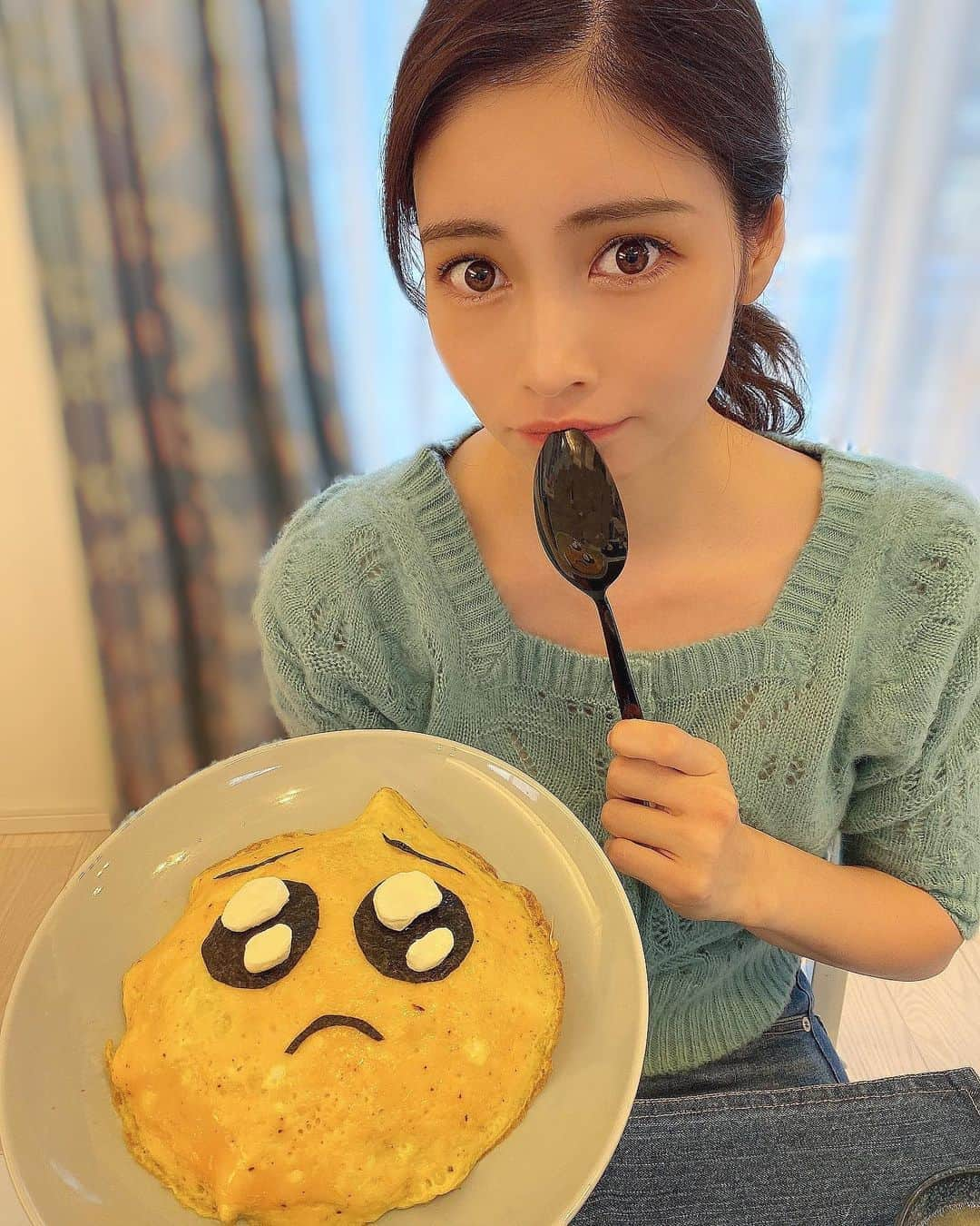 得あゆさんのインスタグラム写真 - (得あゆInstagram)「ぴえんオムライス🥺🍳💛 珍しくお仕事の関係で ダイエットをしてて、、、 私は食べるのが大好きだから 食事制限は本当に苦手！！！！😢 野菜スープやサラダに飽きてしまって。 オムライスのお米を5分の1くらいに減らして こんにゃくや野菜をたっぷり入れて ヘルシーなオムライスを作りました☺️✨💭 ダイエットの息抜きになったし、 炭水化物も全く食べないのは辛いけど ちゃんと満足感が有るのと無いのでは 全然違う！！！！🔥 みんなも楽しくダイエットがんばろうね🔥 ・ ・ ・ ・ ・ ・ ・ ・ ・ #ぴえん#ぴえんオムライス#自炊#自炊女子#手作り#ご飯#手料理#夜ごはん#ディナー#オムライス#チキンライス#キャラ弁#ダイエット#ヘルシー#ダイエットメニュー#野菜#こんにゃく#クッキング#女子力#卵料理#インスタ映え#カメラ女子#絵文字#chickenrice#eggrolls#cookingram#dinner#japanesefood#stayhome#healthyfood」9月13日 19時24分 - tokuayu819