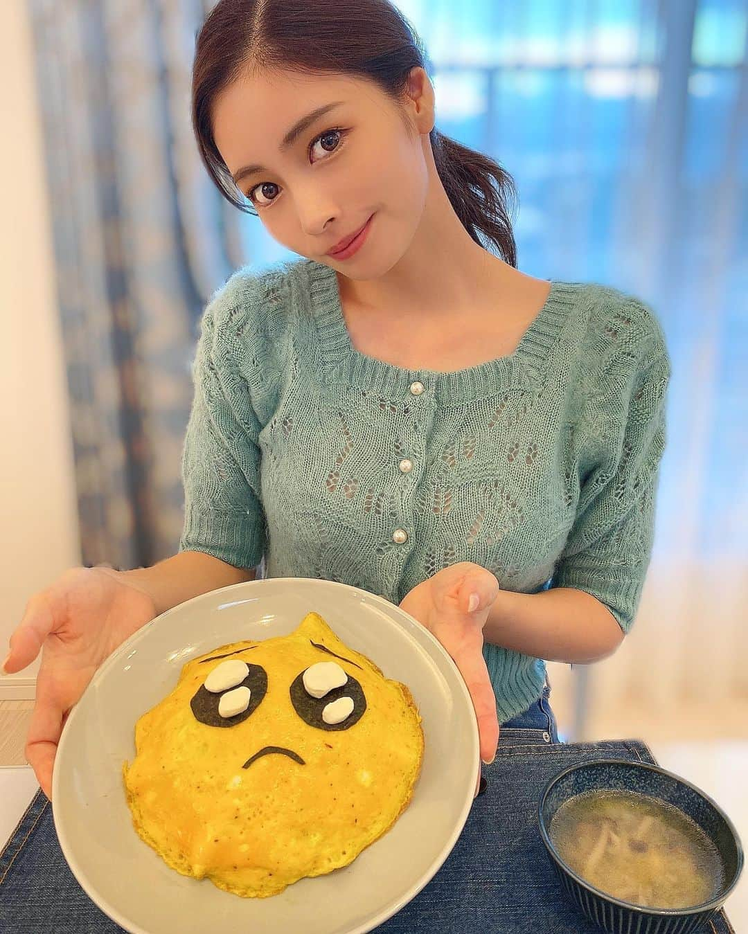 得あゆさんのインスタグラム写真 - (得あゆInstagram)「ぴえんオムライス🥺🍳💛 珍しくお仕事の関係で ダイエットをしてて、、、 私は食べるのが大好きだから 食事制限は本当に苦手！！！！😢 野菜スープやサラダに飽きてしまって。 オムライスのお米を5分の1くらいに減らして こんにゃくや野菜をたっぷり入れて ヘルシーなオムライスを作りました☺️✨💭 ダイエットの息抜きになったし、 炭水化物も全く食べないのは辛いけど ちゃんと満足感が有るのと無いのでは 全然違う！！！！🔥 みんなも楽しくダイエットがんばろうね🔥 ・ ・ ・ ・ ・ ・ ・ ・ ・ #ぴえん#ぴえんオムライス#自炊#自炊女子#手作り#ご飯#手料理#夜ごはん#ディナー#オムライス#チキンライス#キャラ弁#ダイエット#ヘルシー#ダイエットメニュー#野菜#こんにゃく#クッキング#女子力#卵料理#インスタ映え#カメラ女子#絵文字#chickenrice#eggrolls#cookingram#dinner#japanesefood#stayhome#healthyfood」9月13日 19時24分 - tokuayu819