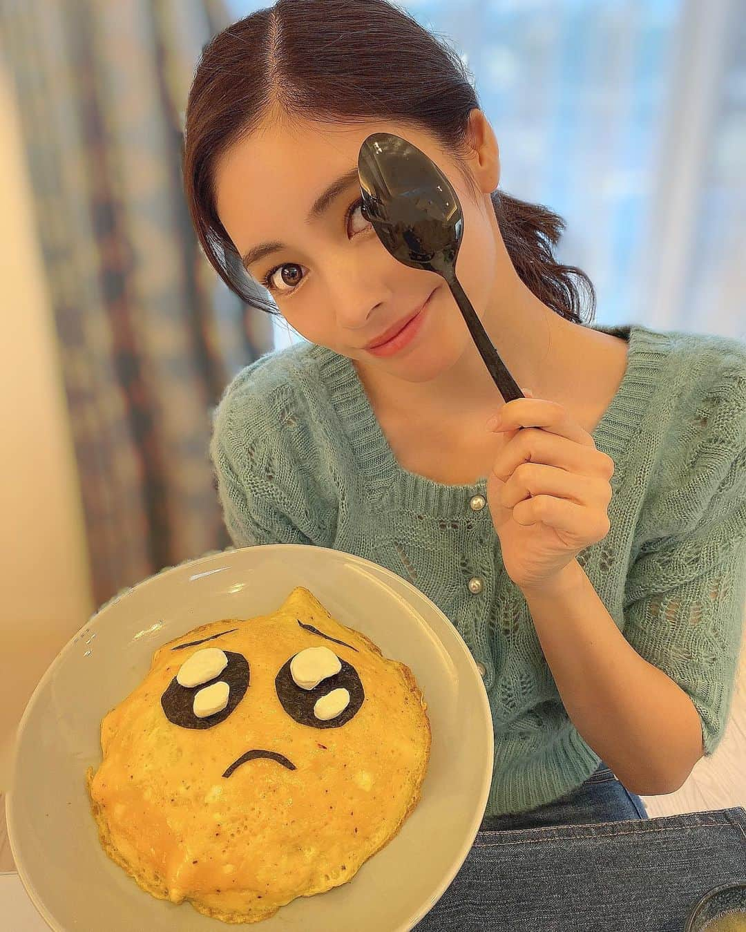 得あゆさんのインスタグラム写真 - (得あゆInstagram)「ぴえんオムライス🥺🍳💛 珍しくお仕事の関係で ダイエットをしてて、、、 私は食べるのが大好きだから 食事制限は本当に苦手！！！！😢 野菜スープやサラダに飽きてしまって。 オムライスのお米を5分の1くらいに減らして こんにゃくや野菜をたっぷり入れて ヘルシーなオムライスを作りました☺️✨💭 ダイエットの息抜きになったし、 炭水化物も全く食べないのは辛いけど ちゃんと満足感が有るのと無いのでは 全然違う！！！！🔥 みんなも楽しくダイエットがんばろうね🔥 ・ ・ ・ ・ ・ ・ ・ ・ ・ #ぴえん#ぴえんオムライス#自炊#自炊女子#手作り#ご飯#手料理#夜ごはん#ディナー#オムライス#チキンライス#キャラ弁#ダイエット#ヘルシー#ダイエットメニュー#野菜#こんにゃく#クッキング#女子力#卵料理#インスタ映え#カメラ女子#絵文字#chickenrice#eggrolls#cookingram#dinner#japanesefood#stayhome#healthyfood」9月13日 19時24分 - tokuayu819