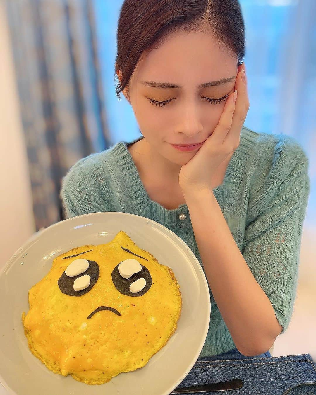 得あゆさんのインスタグラム写真 - (得あゆInstagram)「ぴえんオムライス🥺🍳💛 珍しくお仕事の関係で ダイエットをしてて、、、 私は食べるのが大好きだから 食事制限は本当に苦手！！！！😢 野菜スープやサラダに飽きてしまって。 オムライスのお米を5分の1くらいに減らして こんにゃくや野菜をたっぷり入れて ヘルシーなオムライスを作りました☺️✨💭 ダイエットの息抜きになったし、 炭水化物も全く食べないのは辛いけど ちゃんと満足感が有るのと無いのでは 全然違う！！！！🔥 みんなも楽しくダイエットがんばろうね🔥 ・ ・ ・ ・ ・ ・ ・ ・ ・ #ぴえん#ぴえんオムライス#自炊#自炊女子#手作り#ご飯#手料理#夜ごはん#ディナー#オムライス#チキンライス#キャラ弁#ダイエット#ヘルシー#ダイエットメニュー#野菜#こんにゃく#クッキング#女子力#卵料理#インスタ映え#カメラ女子#絵文字#chickenrice#eggrolls#cookingram#dinner#japanesefood#stayhome#healthyfood」9月13日 19時24分 - tokuayu819