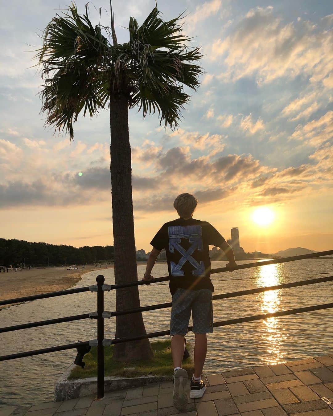 原田デイビッドのインスタグラム：「Sunset vibes 💯  ビーチの夕陽が最高  #sunset #sunshine #beach #clouds #palmtrees #relaxing #offwhite #louisvuitton #supreme #streetfashion #japan #kyushu #travel #vacation  #noedit #nofilter #fukuoka #福岡 #海 #ビーチ #夕陽 #オフホワイト #九州 #トラベル #旅行 #ゆっくり」
