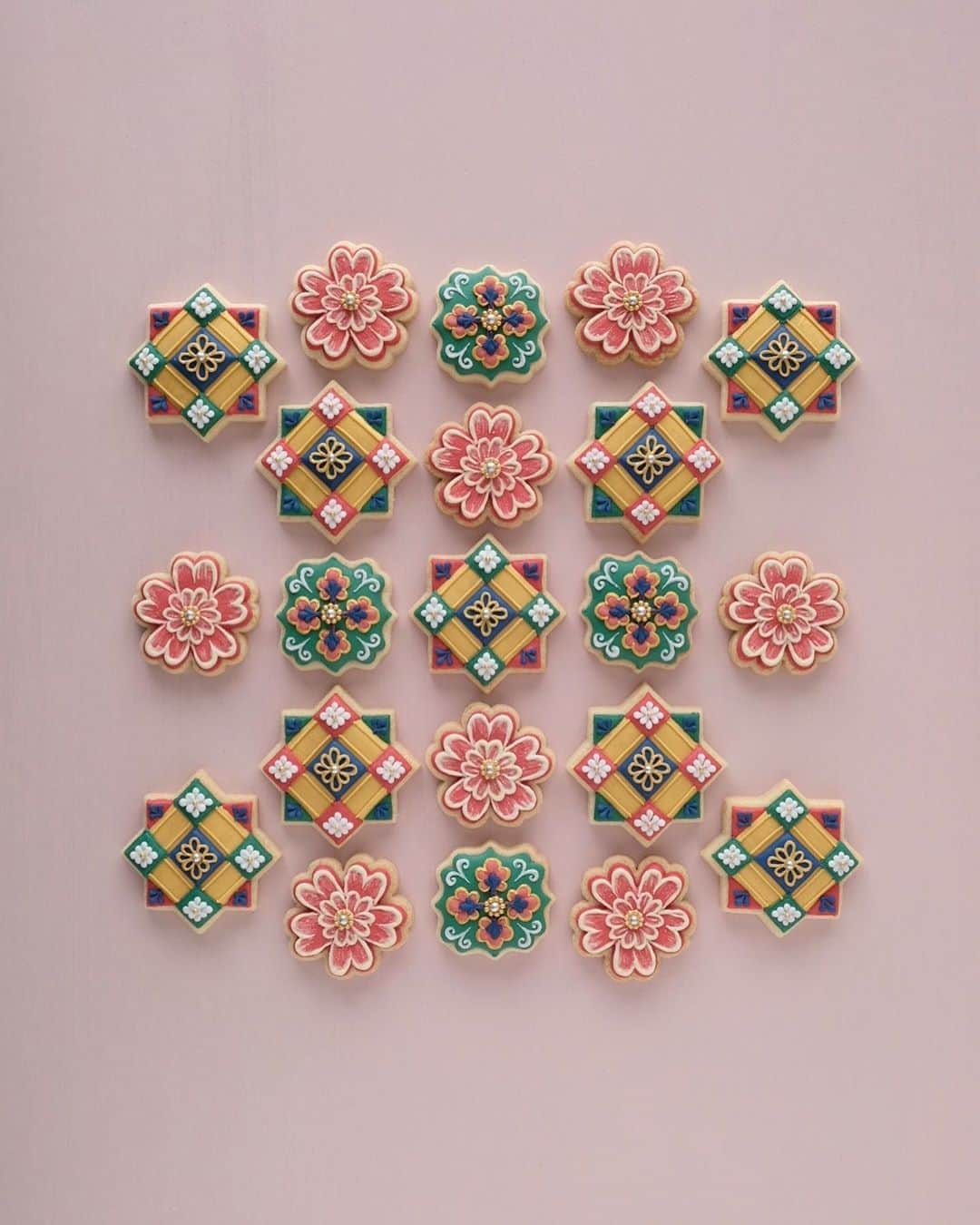 KUNIKAのインスタグラム：「I like to line up small cookies like a bijou collection.⛩🐲🌸﻿ ﻿ #artofkunika﻿」