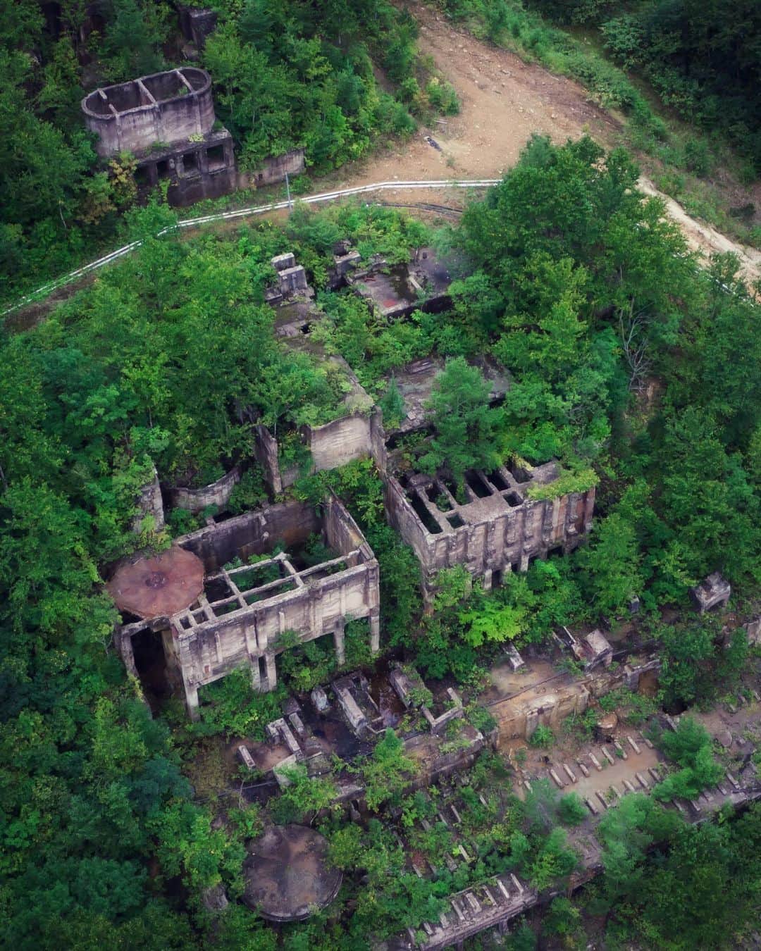 啝 （わ）のインスタグラム：「Abandoned Mine 𓆲 𓆲 𓆲 #droneoftheday #djimavicpro #djiglobal #drone #dronephotography #dronestagram #dji #topdronephotos #fromwhereidrone #wedroneasia #droneosoar #skyhilife  #japan_urbex #JJ_URBEX #made_in_decay #kf_urbandonedmasks #KINGS_ABANDONED #m3xtures #Meistershots #moodygrams #nature_takes_over #natures_reclaim #ominous_perfection #pr0ject_uno #rsa_preciousjunk #savethedecay #sfx_decay」
