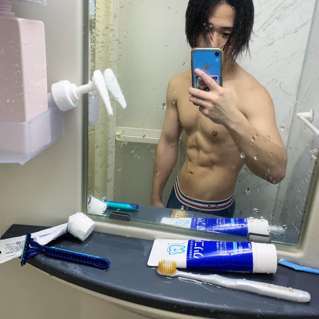 かわうちきっぺいのインスタグラム：「腹筋もれたから載せます地味にこの夏頑張ってました😏 ここで予告！！ なんと！僕のオンラインパーソナトレーニング近日開始予定！骨格に焦点を当てて骨格ウェーブやストレートとナチュラルなんかのコンプレックスも改善可能！もちろん減量も筋力アップもできます！さらなる情報を待て！」
