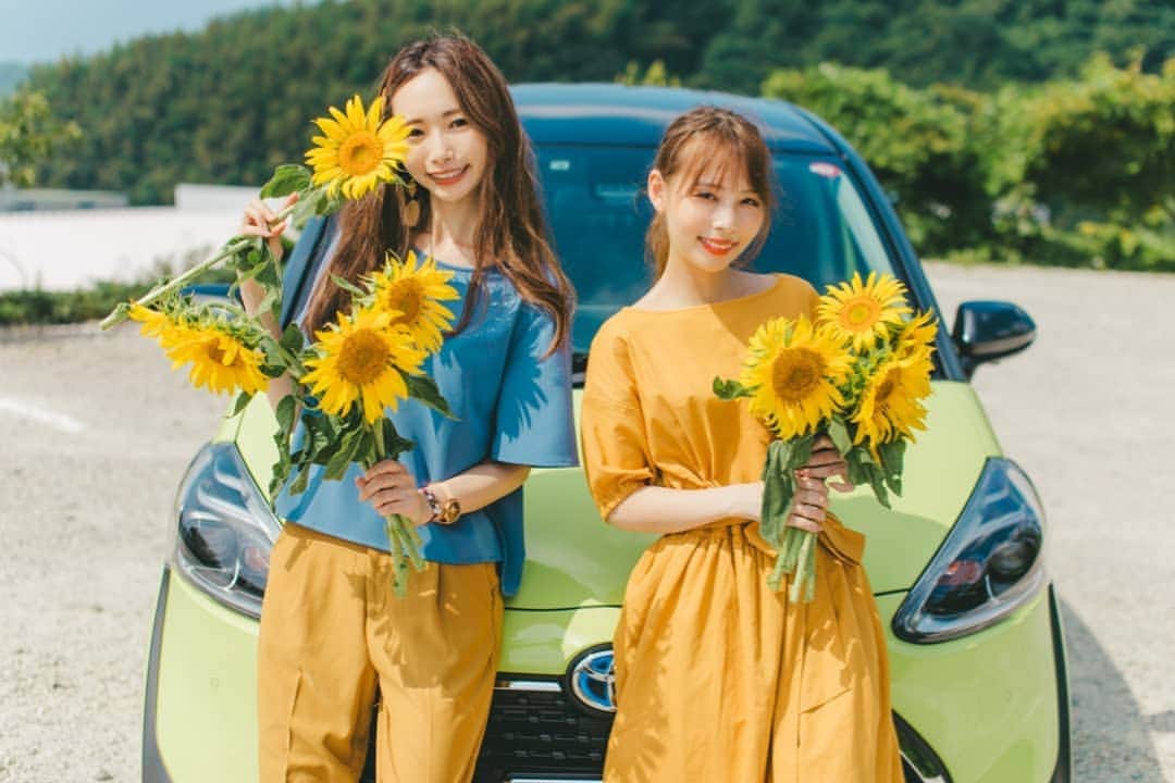 のインスタグラム：「ケリー(@kelly_nagoya )の撮影で 【おでかけクローゼット】という新サービスを使って知多へ遊びに行った特集がアップされました🌻 【おでかけクローゼット】は、車とお洋服の全身コーディネートをセットでレンタルできるサービスです🚙👗 * 車のカラーとリンクしたコーディネートを貸して頂けるので、写真映えばっちり～！かわいい色味の写真が撮影できてオススメです✌️ いつもは選ばない黄色メインのコーデ♥️とてもかわいかった♥️♥️車との相性もばっちり💯💯 私はりかちゃん(@lica829 )とシエンタで知多へ遊びに行ってきました🙌 ひまわり畑に、映えパフェ食べてBBQ～！ １日大満喫してきました😊 詳しくはこちらから 🔗@mobility_gate_fukiage チェックしてみてください！* * 現在、トヨタシェアのアプリから申し込むと、半額で利用できるキャンペーン実施中です👩‍🌾👩‍🌾  *9/23日発売の月刊ケリーでも特集ありますので、是非是非買ってください📚️❗ * とってもかわいい写真は photo / SHIMPEI TAKAGI @shimpei65　さん📷️  #モビリティゲート吹上 #おでかけクローゼット #ワントーンコーデ #インスタ映えスポット #トヨタシェア #edistcloset #名古屋 #観光農園花ひろば #知多 #月刊ケリー #PR #カーシェア #ファッションレンタル #トヨタカローラ中京 #名古屋カフェ #女子旅」