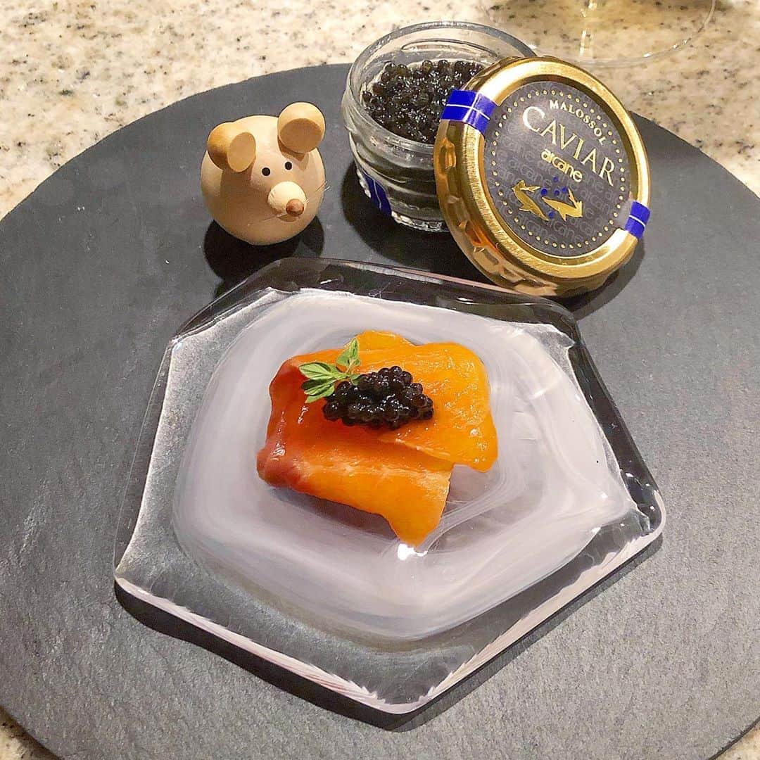 榊山敬代のインスタグラム：「🐟🥄… ・  かれこれ半年も外食控える年は はじめてだけど新鮮に楽しい時  今回はいつもなら気づかなかった キャビアさんと目があいましてと たまにはイイねと連れて帰るの巻  なかなかのお値段でしたけど ちょっと高級なランチをした かなと価値を変換しましたら  １瓶で少しずつと楽しめますし この小さな粒々の世界が眩しく ありがたい一皿に変身します時  そのようなわけで今週は キャビア祭り楽しみたい ・ ・ #おうちごはん #工夫 #おうち大好き #enjoyhome ・ ・  ところで昨日は少しのハプニングも ありまして沢山歩いた日で14617歩  記録しました模様 そのようなわけで 今日は少し筋肉痛  #運動不足 😓、、 ・ ・ ・ ・　 #夕食 #dinner  #おつまみ #antipasto#サーモン#salmon #キャビア #caviar #Japanese #healthy #food #seafood #osashimi #お刺身 #champagne #wine  #artist #kitchen #cooking #日本画家 の #お料理こんなもん」