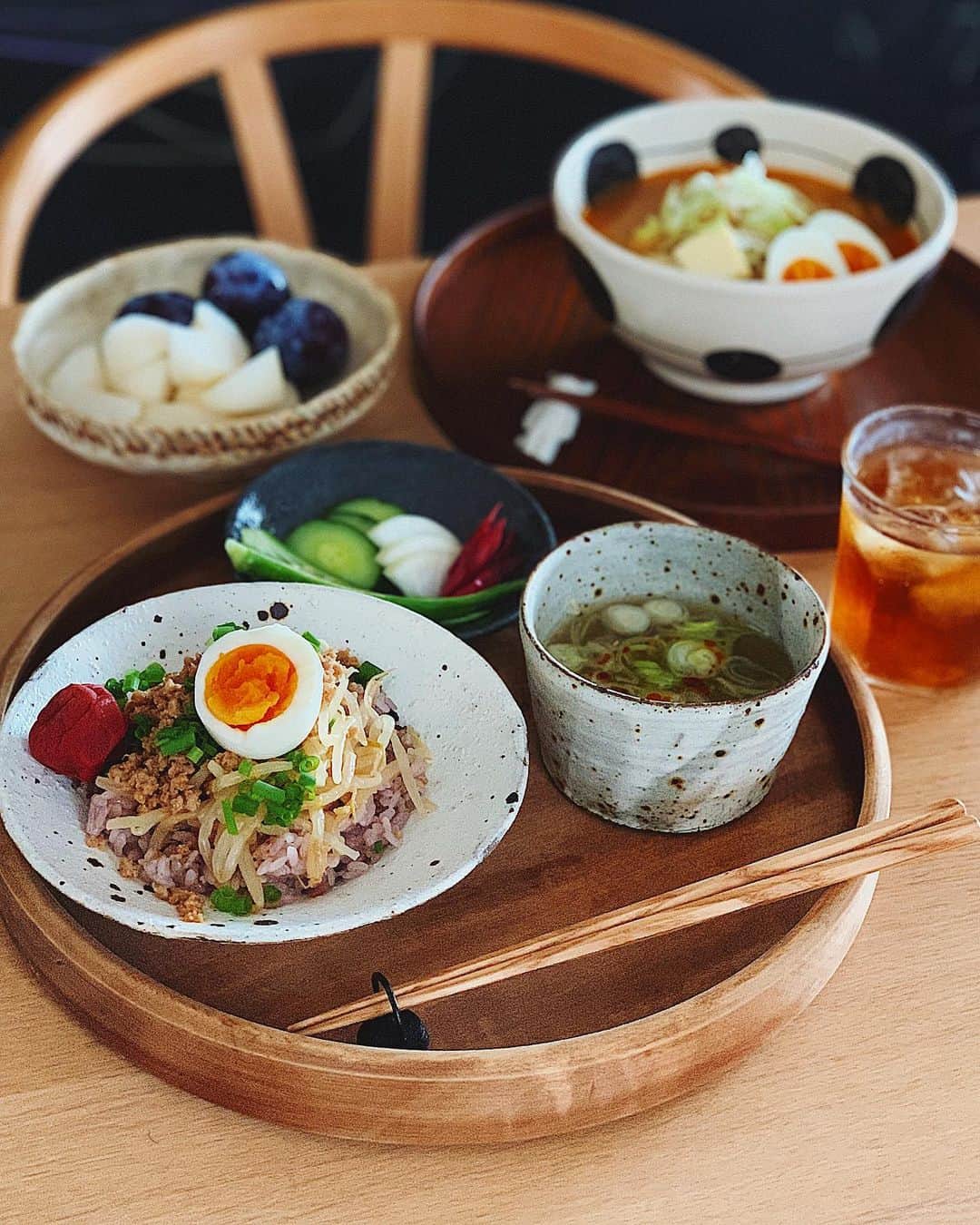 Natsuko Motoiのインスタグラム：「夏休み(かなり前...)のお昼ごはん。 ほぼ同じ具材で息子は #ラーメン、私は #十穀米 。 それに今年の梅干しや糠漬けなど。 . . . . #お昼ごはん  #和食 #japanesefood #おうちごはん　#おうちごはんlover  #おうちカフェ #暮らしを楽しむ #vscofood #foodvsco  #igersjp #うつわ #フーディーテーブル #wp_deli_japan」