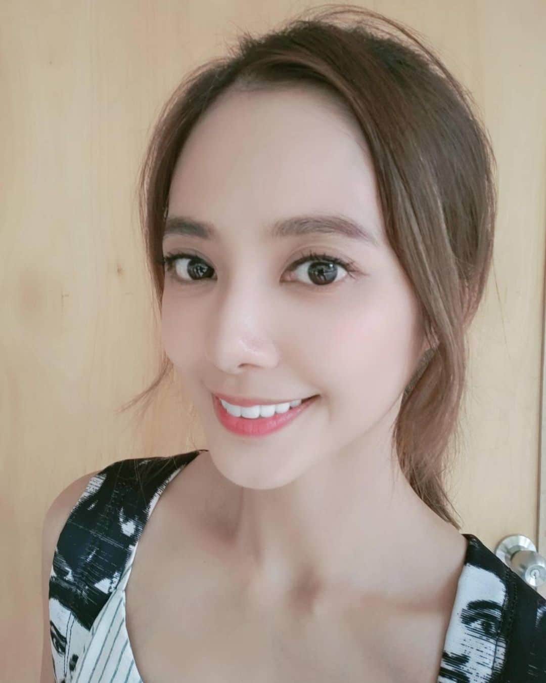 Miaのインスタグラム：「傳說中做完臉馬上會發亮的藻針護膚療程終於來體驗了！藻針是利用海綿萃取物的微小針狀結晶，進入表皮深層加速皮膚代謝刺激底層細胞增生！但不是真的針喔！過程中一點都不痛只有一開始微微刺刺的感覺！而且可以同時去掉我的黑頭粉刺跟縮小毛孔！！接著導入保濕跟拉提！整個臉做完真的超亮！隔天膚況超好上妝也很服貼❤️」