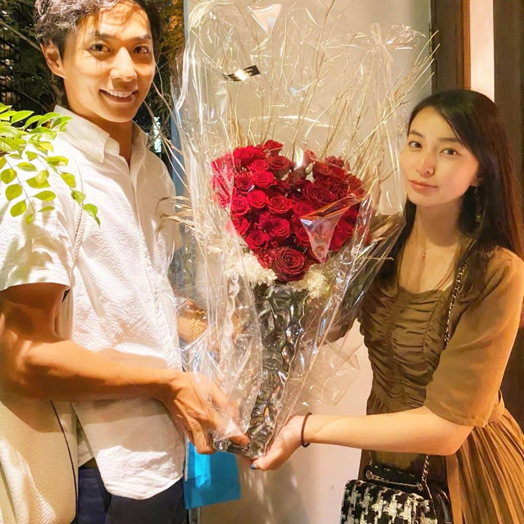 岩間恵のインスタグラム：「真也の友達ファミリーが 素敵なお祝いをしてくれました🥂🌹」