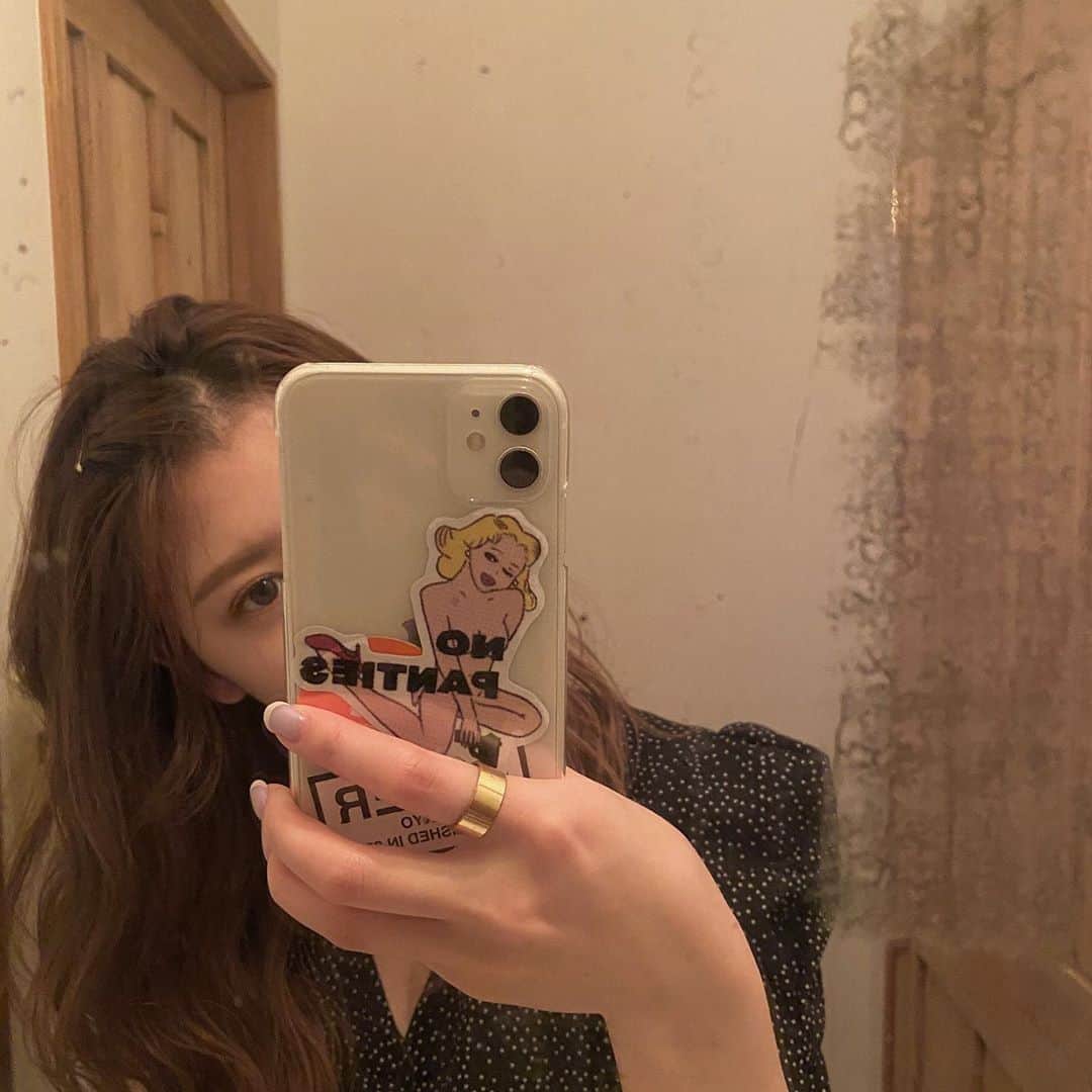 古南 祐佳のインスタグラム：「. この子なんてハレンチなステッカーしてるの、みたいな目で見られるけどそれも含めて可愛くてイイノヨ🥺♥️ . . #nopanties #ノーパンティーズ」