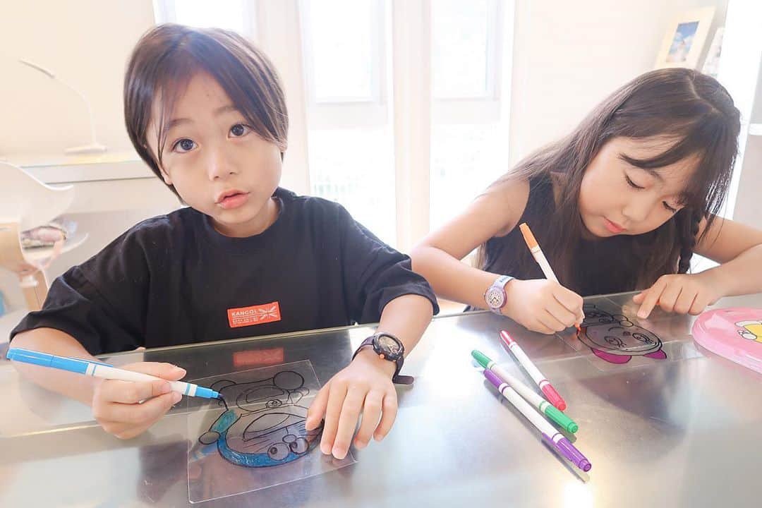 かなのインスタグラム：「． 今日はお義母さんにもらったプラ板作り🖍💓 ⑦が焼く前👀 ⑧が出来上がり〜💓 トースターをそわそわ見ていたのが可愛かった😂💕 上手に出来て良かった〜🥰 ． そういえば少し前にストーリーにupしたサプライズ🎁の中身…🥰 2人が付けてる @flikflak の腕時計でした⌚️✨ デザインもたくさん選べて、名前が刺繍できるからオリジナル感があって可愛いの🥺 小さな子でも読みやすい文字盤になっていて、楽しく時計の読み方を学べるところにも惹かれたよ🥺💕 ． ． #休日#きょうだい#プラ板#ドラえもん#ドラミちゃん#腕時計#オリジナル#名入れ#flikflak @swatch_jp」