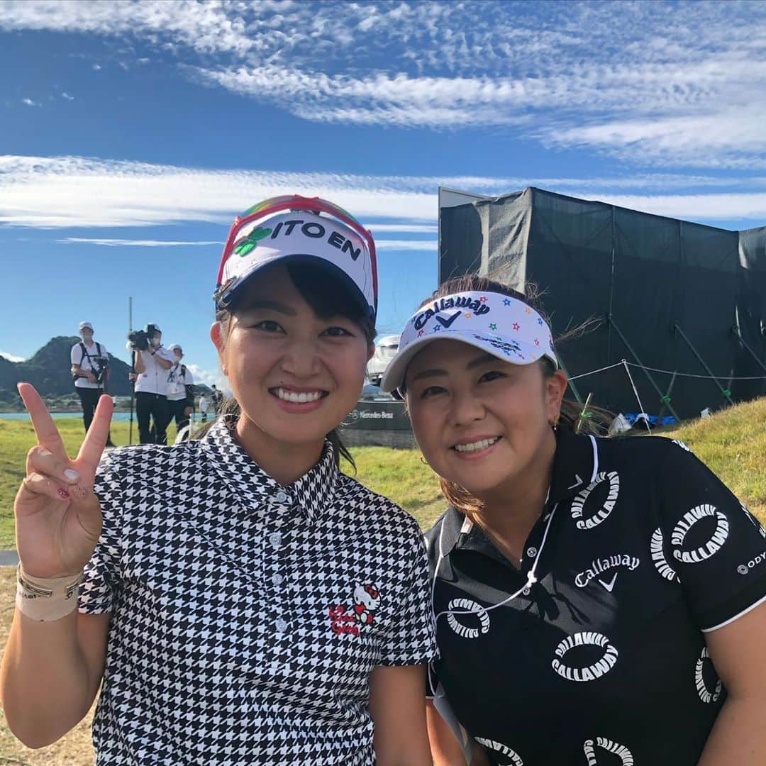 佐伯三貴のインスタグラム：「そして、今週は本当に素晴らしいゴルフをした田辺ひかりちゃん！！😭🙌  堂々たるプレー目に焼き付けました👍  彼女にも伝えましたがこんなにも考え方一つでゴルフは変わるって事、彼女にも伝わったかなって思います😉  やっとスタートラインに立った彼女ですが次はしっかり勝ち切りますよー😝👍  今日の悔しさは近いうちに晴らそうね😏  ここだけの話。 ひかりちゃんの3番ホールのバーディーで解説しながら泣きそうになったのは内緒ね🤫笑笑  #田辺ひかり #日本女子プロゴルフ選手権大会コニカミノルタ杯」