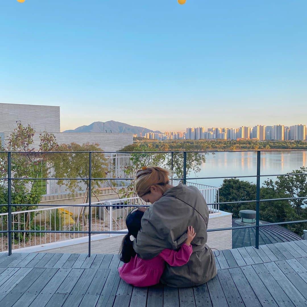 キム・ダヘのインスタグラム：「약 일년만에 만났더니 너무 커서 대화가 통하네 👧🏻」