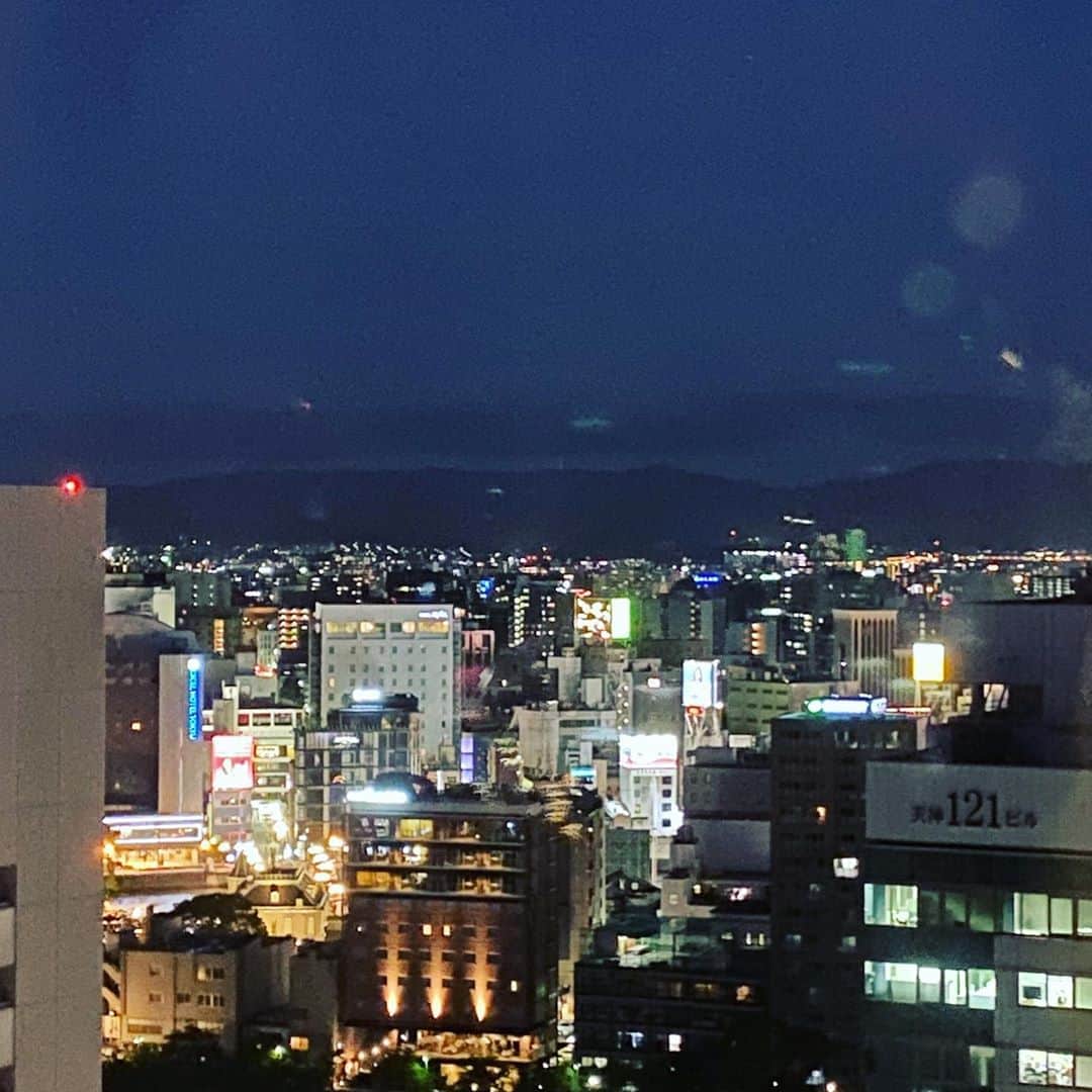 TOGGYさんのインスタグラム写真 - (TOGGYInstagram)「今宵は西日本新聞ビル屋上の天神スカイビアガーデンへ🍻  夕景と夜景＆飛行機✈️  八仙閣さんのチャイニーズが食べられるのはホントに幸せです。  締めの坦々麺に麻婆豆腐炒飯が美味し過ぎる！  この夏、職場の暑気払いやってない皆さん、是非‼️」9月13日 19時53分 - dj_toggy